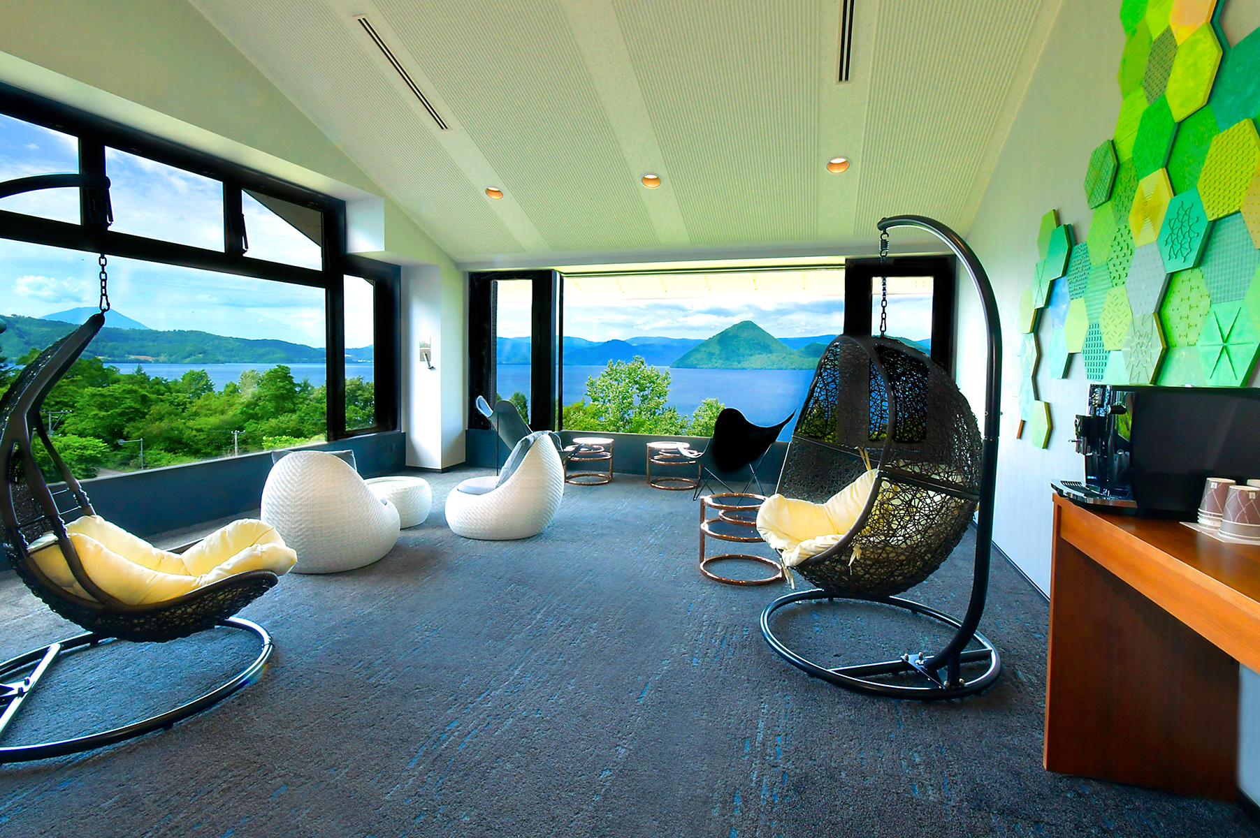 ２Fにはどなたでもゆったりと景色を楽しみながらくつろぎの時間を過ごせるラウンジがあります。