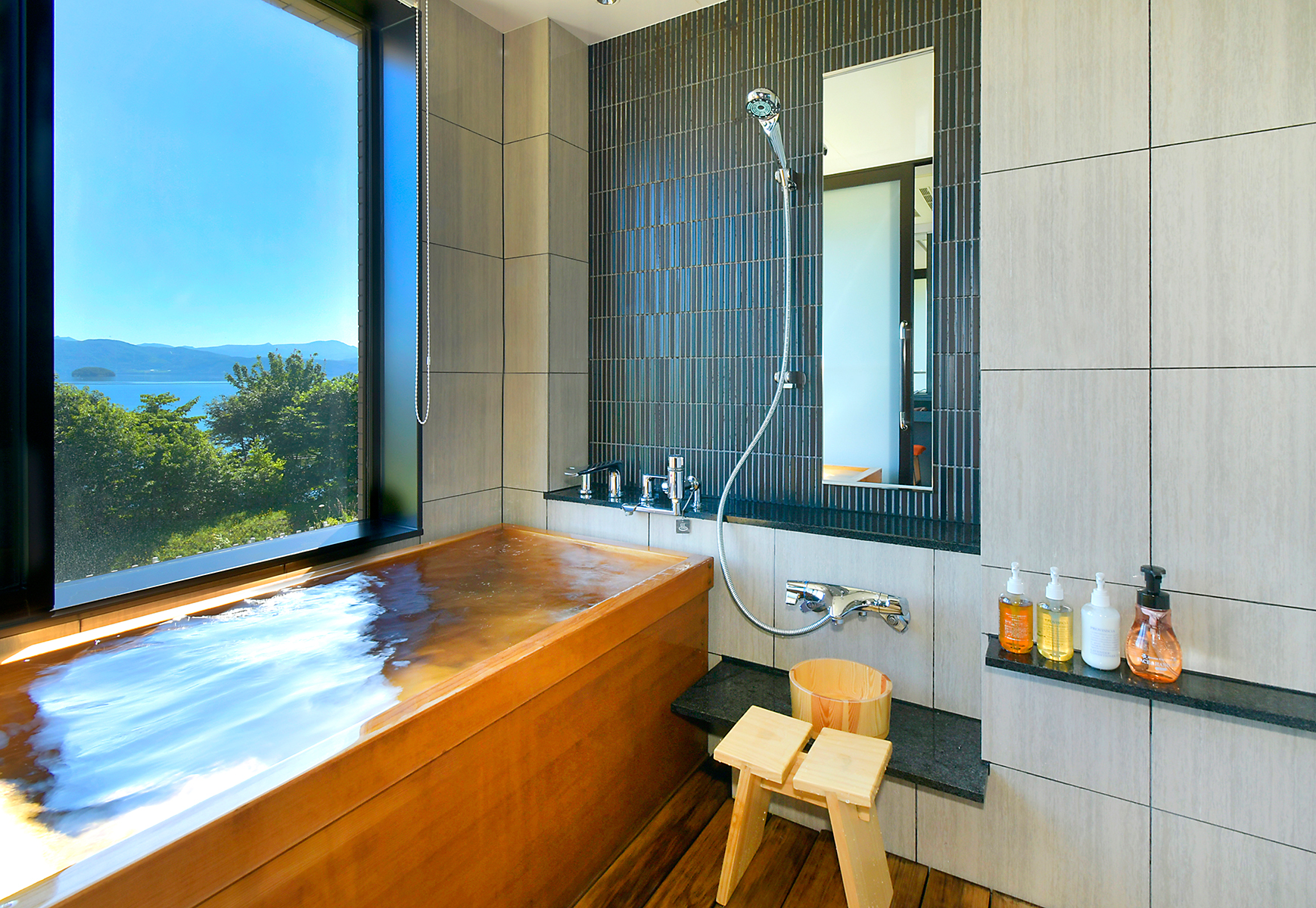 全室にレイクビューの源泉掛け流し展望風呂を備えております。ゆったりおくつろぎください。