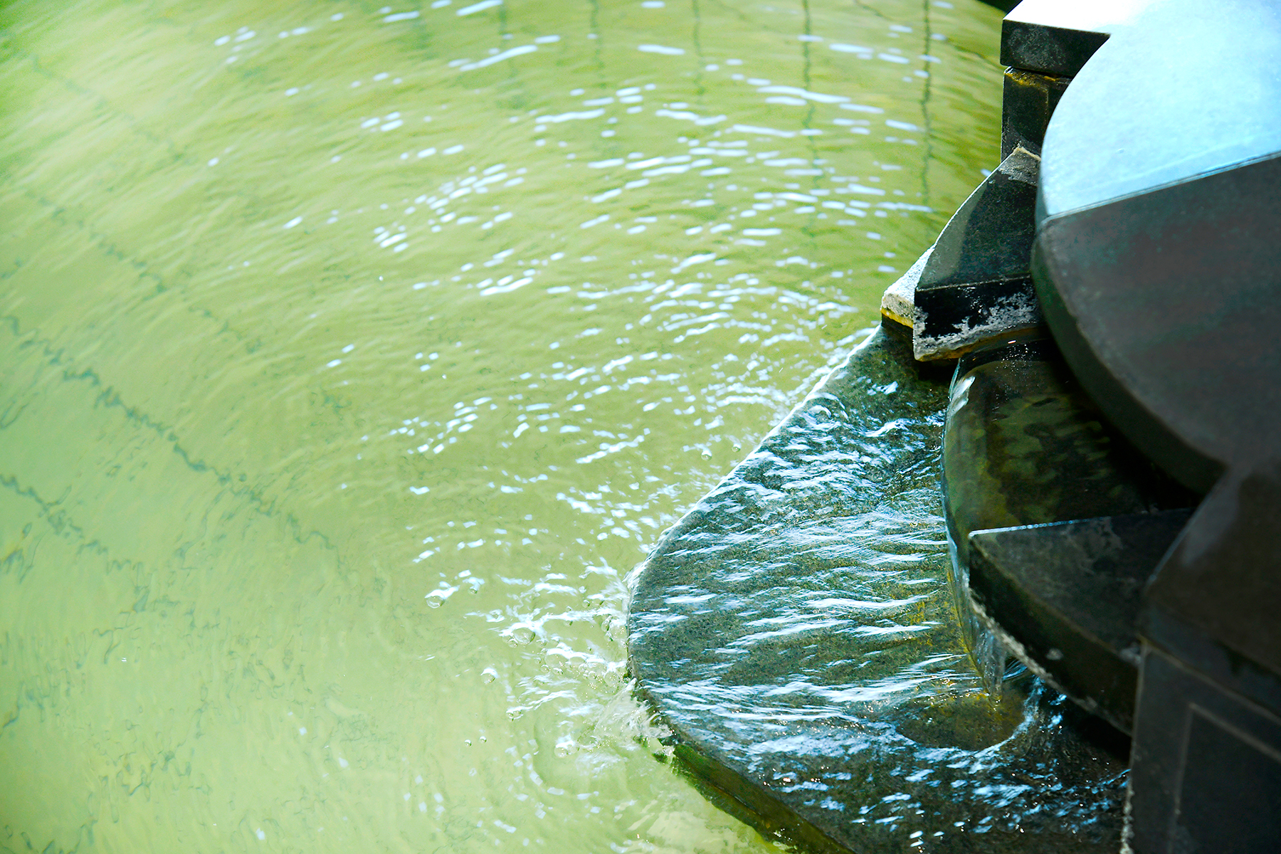 大きな窓から洞爺湖の四季を望む大浴場には、大型の浴槽と水風呂、寝湯、サウナも完備