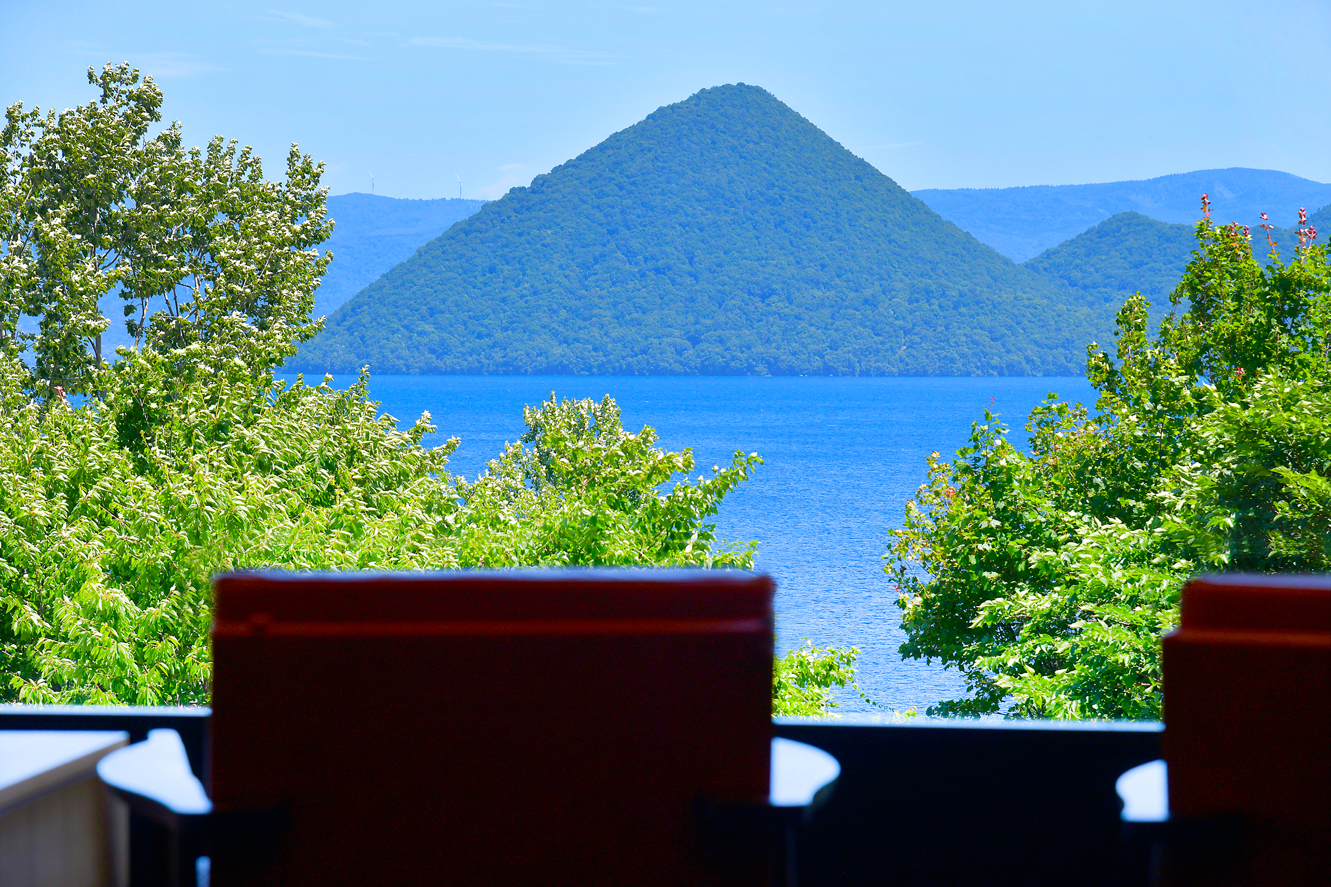 大きな窓からは洞爺湖に浮かぶ中島の幻想的な景色が広がります
