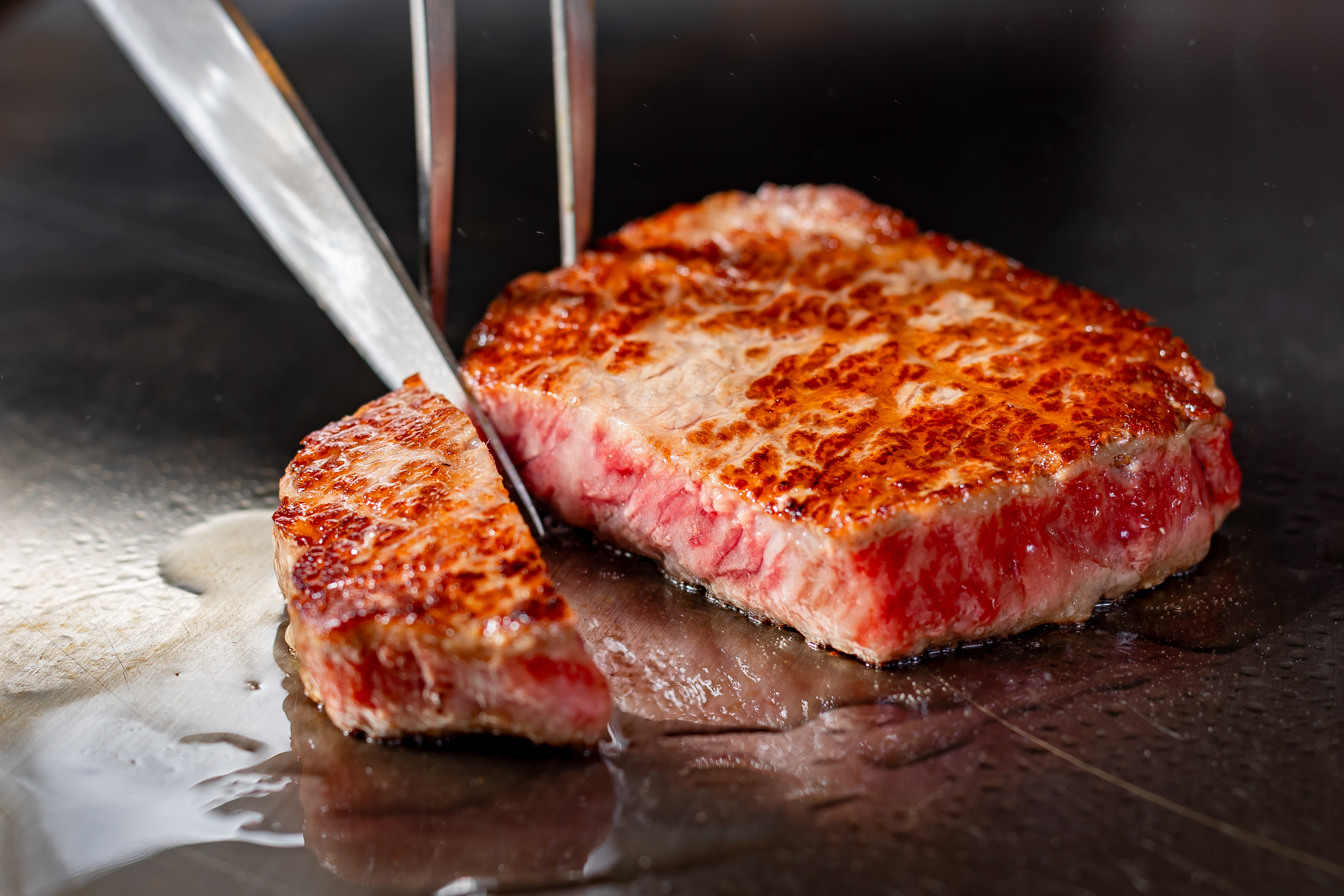 【鉄板焼/月浦】鮮やかな手捌きで肉の旨味を閉じ込める。目の前で仕上がる瞬間をお楽しみください。