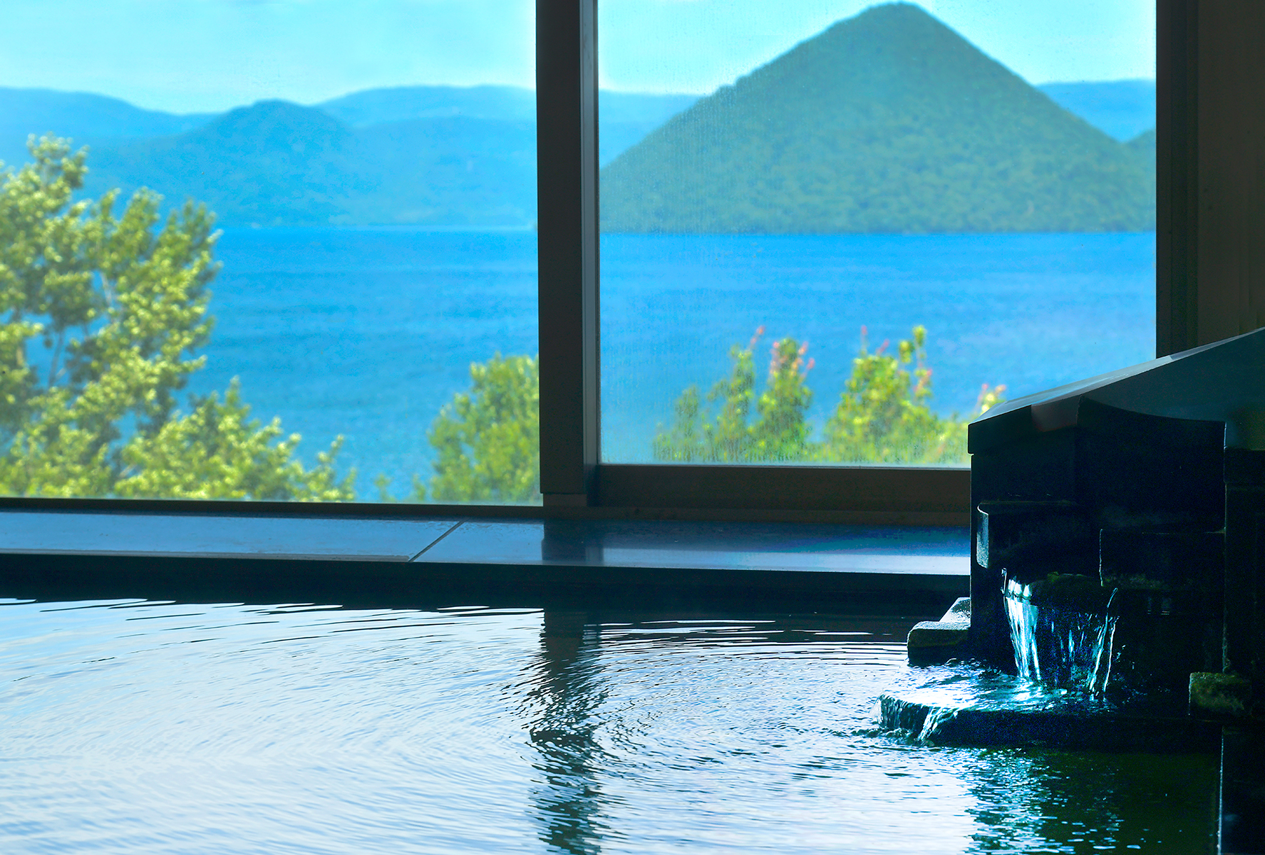大きな窓から洞爺湖の四季を望む大浴場には、大型の浴槽と水風呂、寝湯、サウナも完備