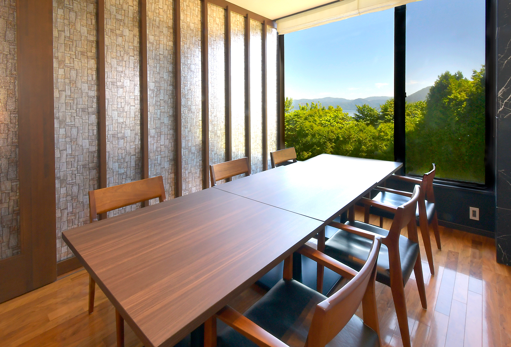 レストランLAGOには落ち着いた個室もご用意しております（別料金でございます）