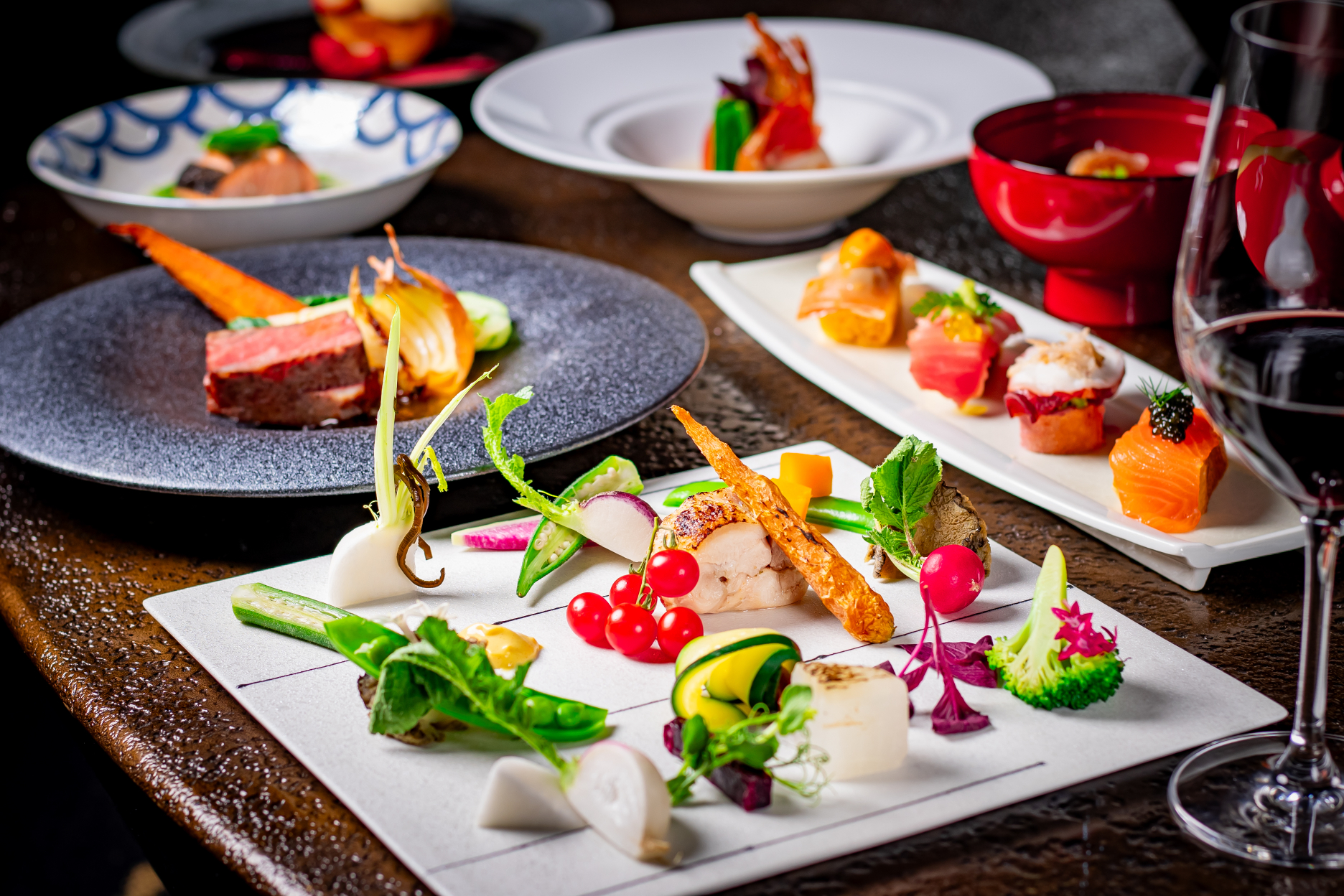 総料理長自慢の夕食は四季の旬を生かした創作料理。洞爺周辺はもちろん、北海道の食材にこだわっています。