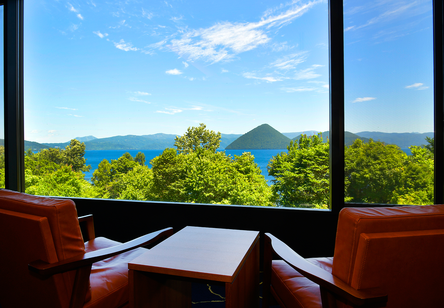 入館すぐ目の前には雄大な洞爺湖のパノラマが広がります