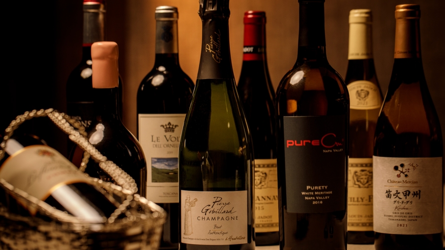 各種ワインを取り揃えております。ソムリエがご提案するワインとお料理のペアリングもお愉しみください。