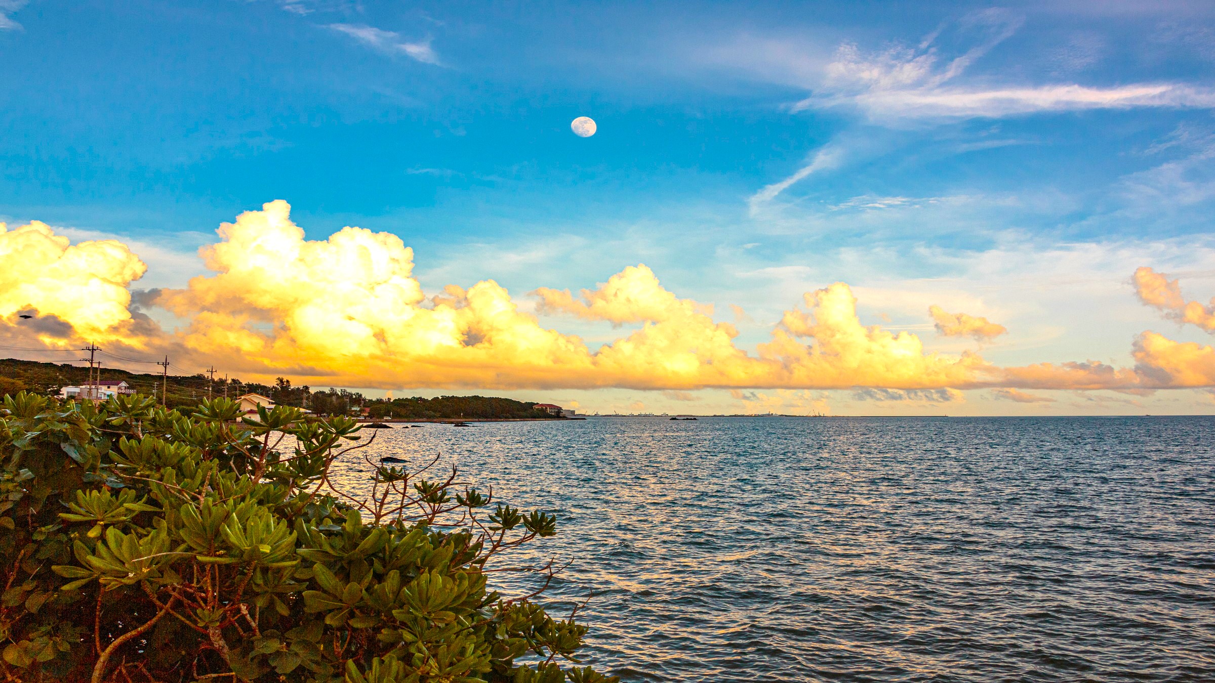 海と雲と月の自然の美しさ