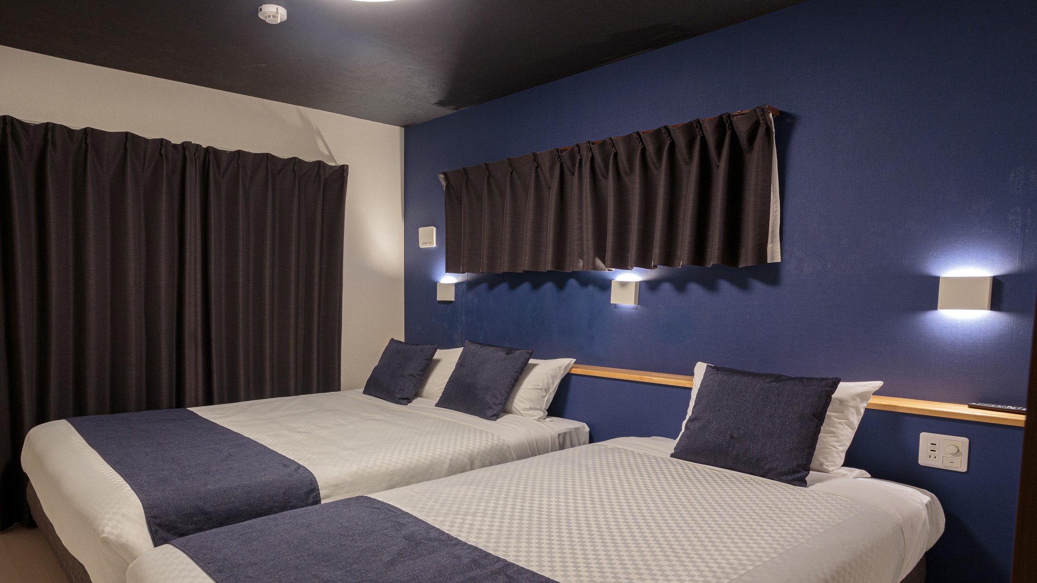 101：定員7名　寝室はシングルベッドとダブルベッドが1台ずつございます。