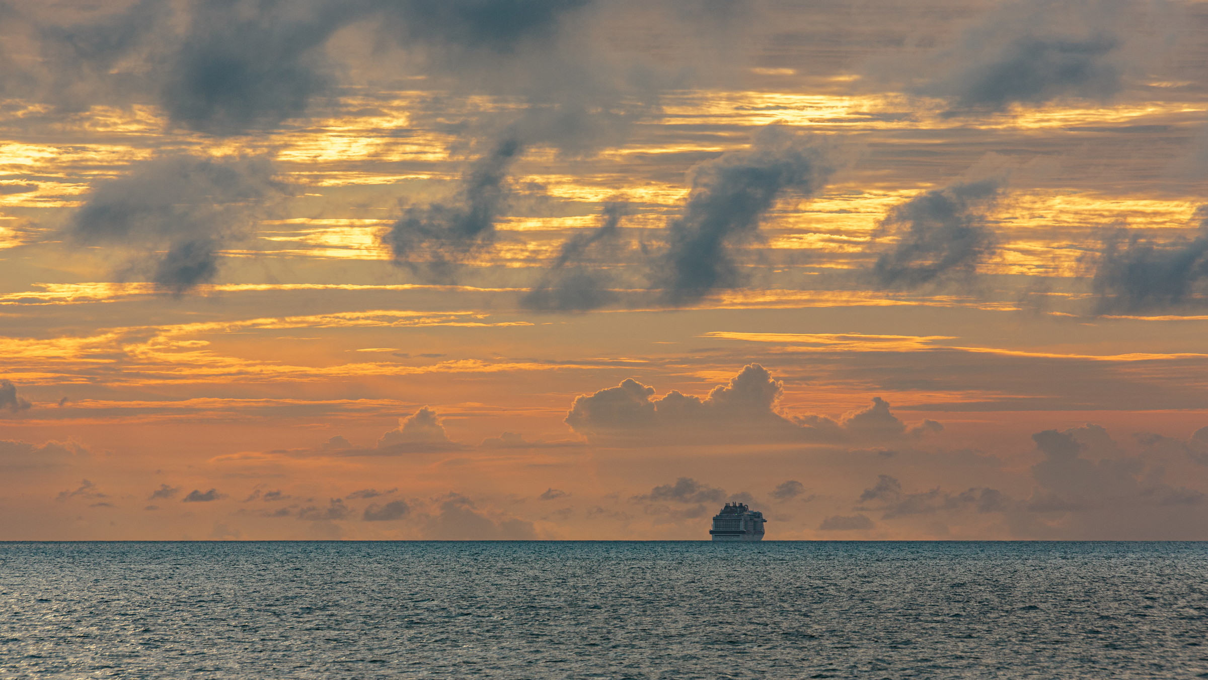 夕景の中に遠く離れゆく豪華客船