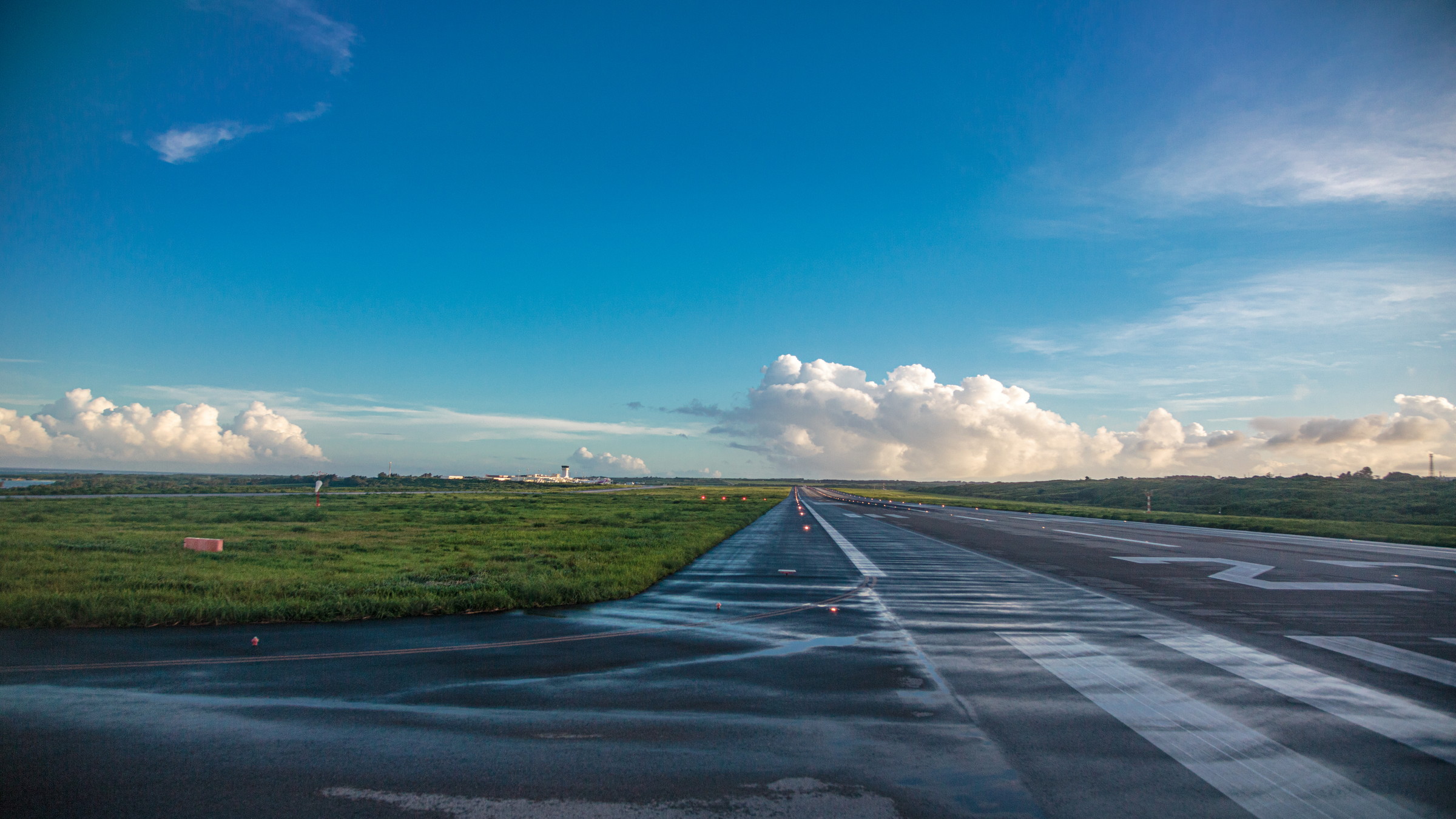 旅の始まりに期待が高まる滑走路