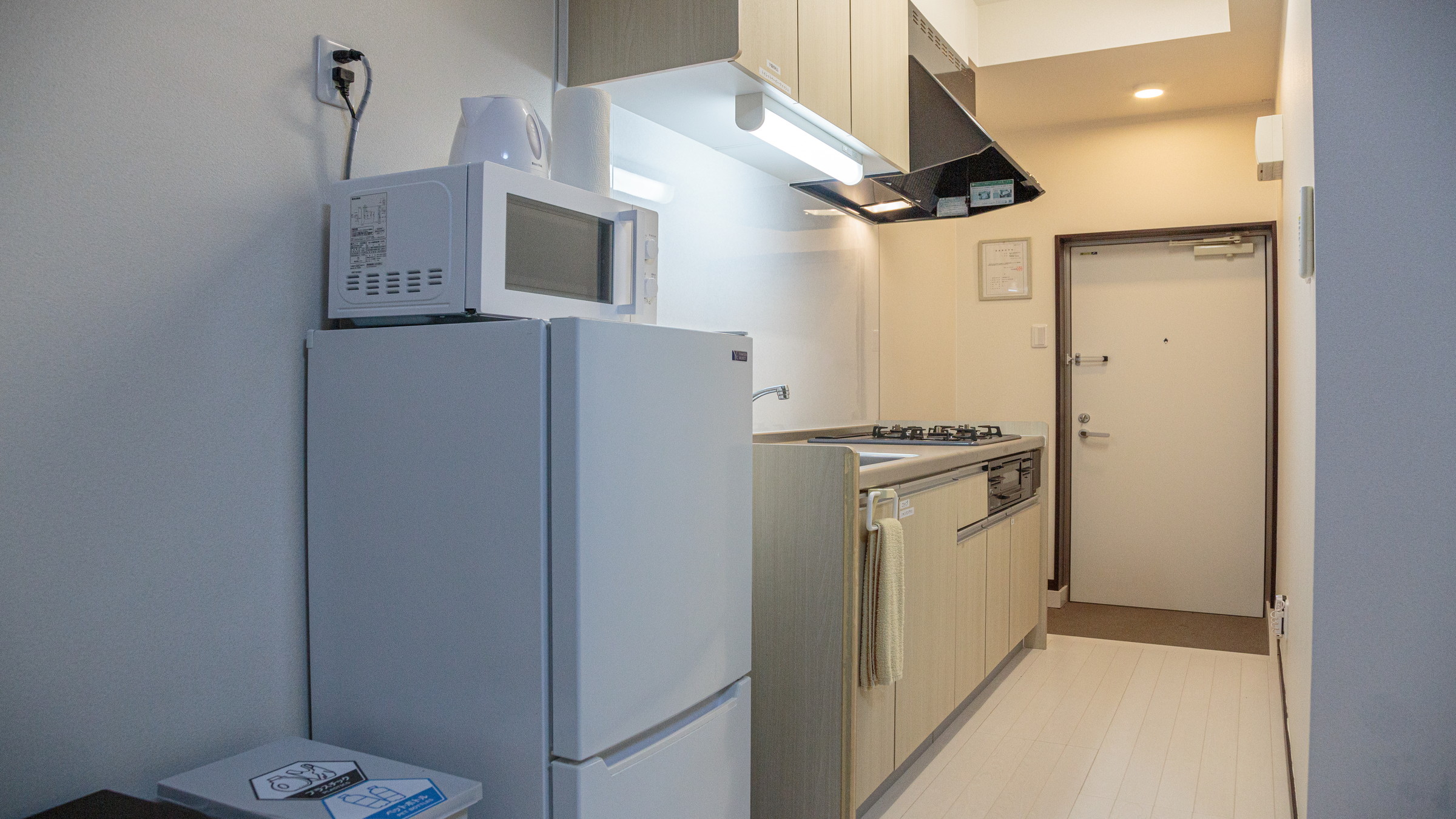 301・302:キッチン：ガスコンロ・冷蔵庫・電子レンジ・電子ポット・フライパン・調理器具・食器類