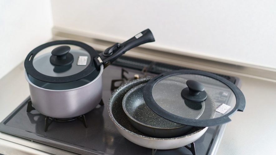 201：キッチンにはフライパン・調理器具・食器類をご用意しております。