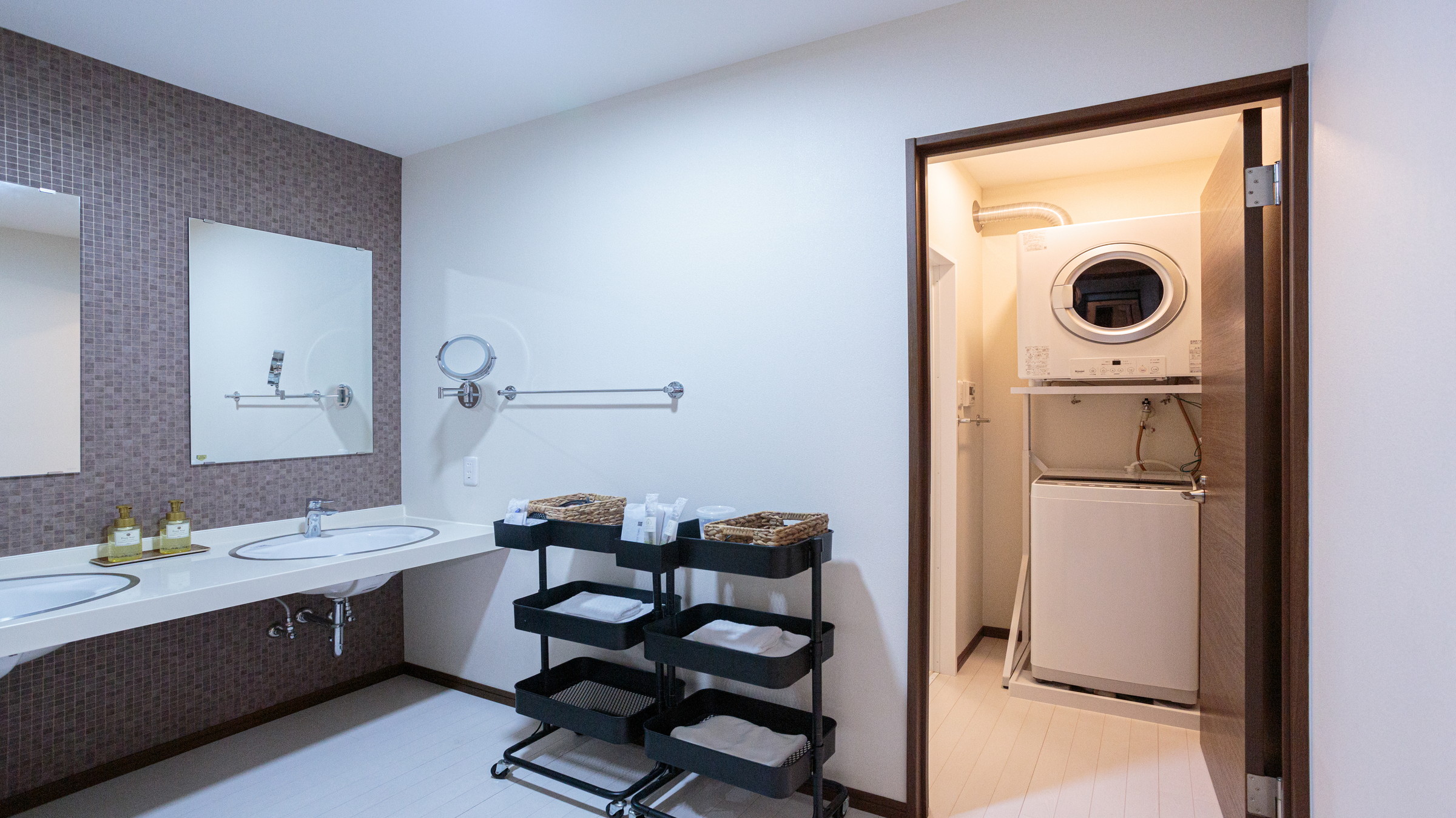 101：朝のお支度にも便利！洗面台は２面ございます。