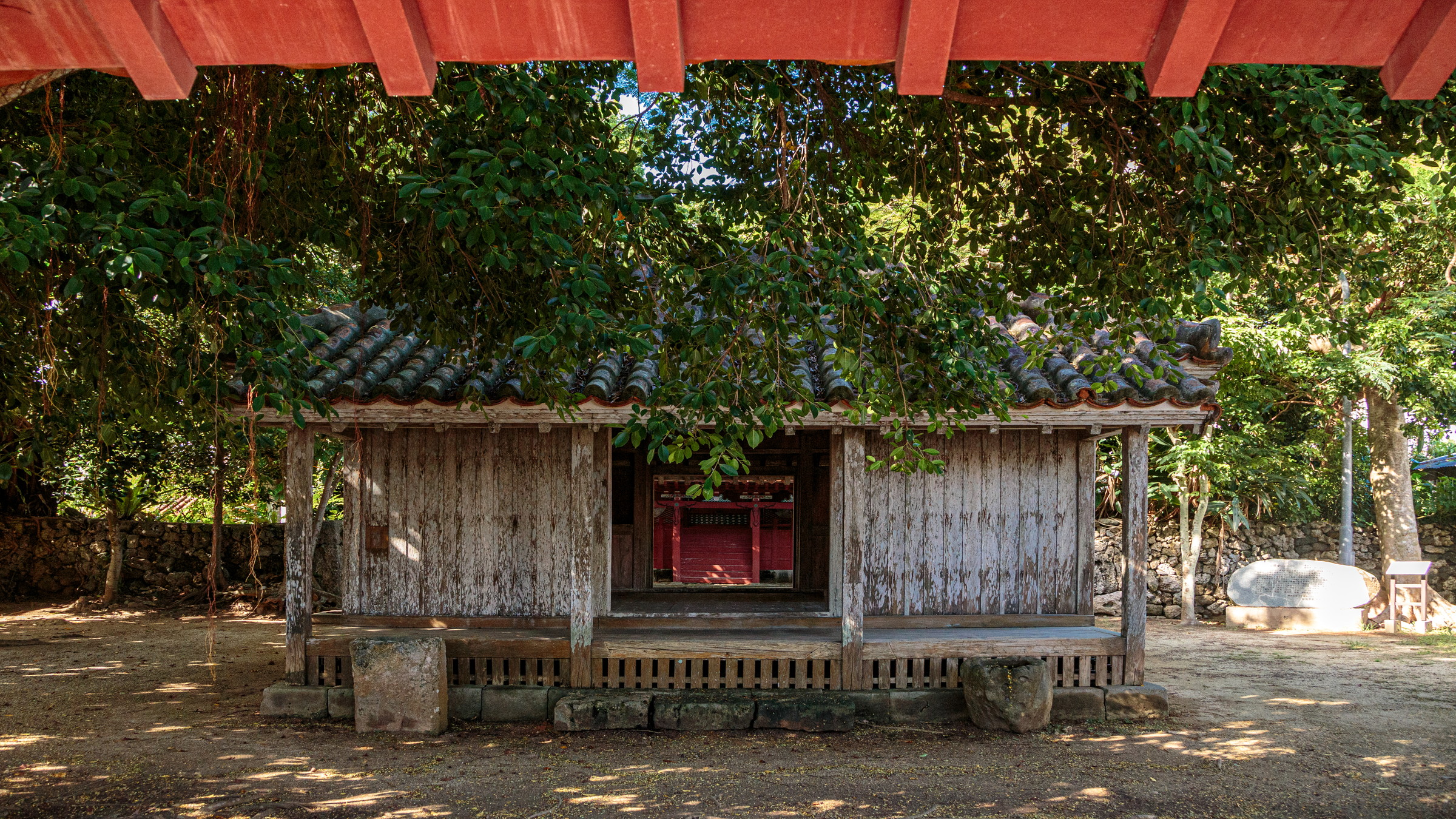 沖縄最古の木造建造物　権現堂