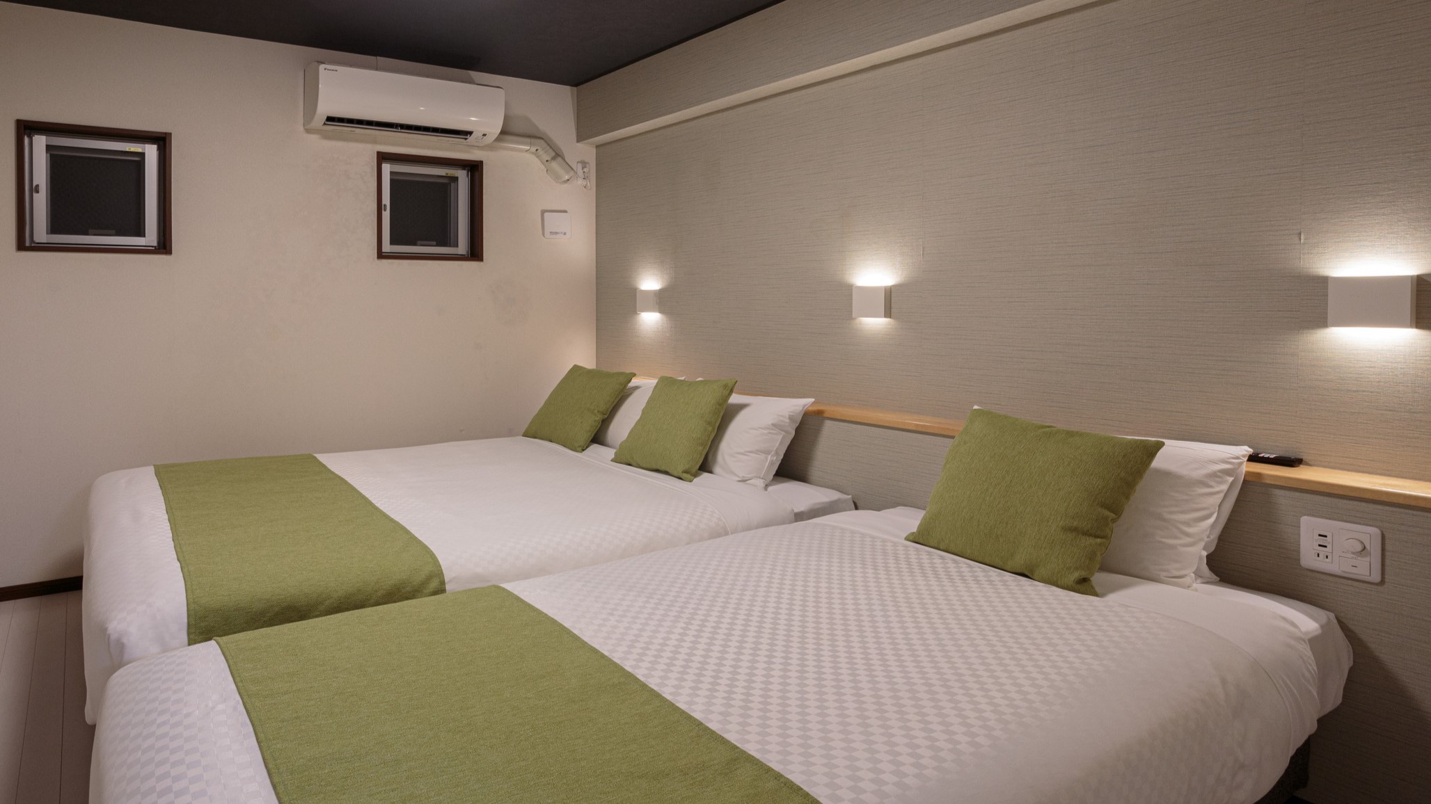 101：定員7名　寝室はシングルベッドとダブルベッドが1台ずつございます。