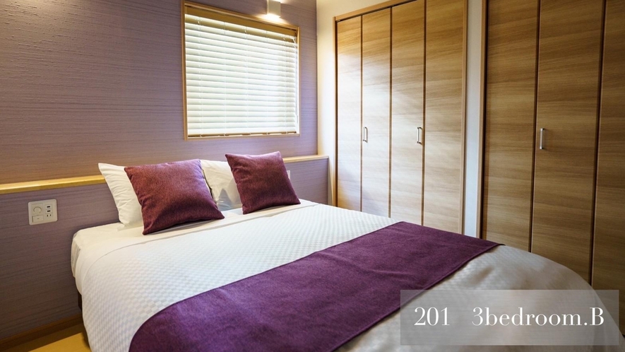 201：定員８名　寝室②ダブルベット１台　６名様以上の場合お布団３組ご用意しております。