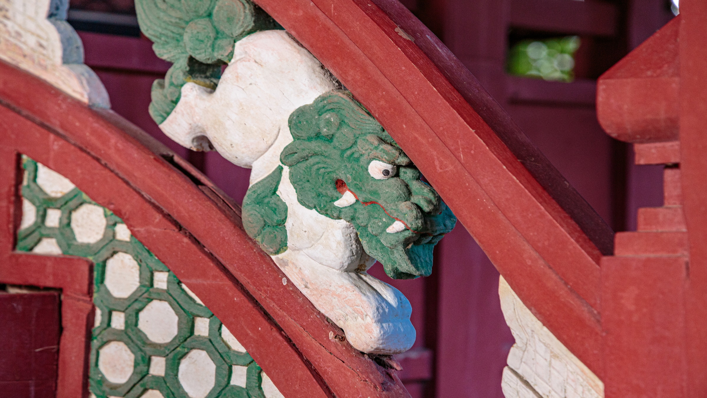 和風建築と琉球様式の独特な雰囲気が目を惹く権現堂