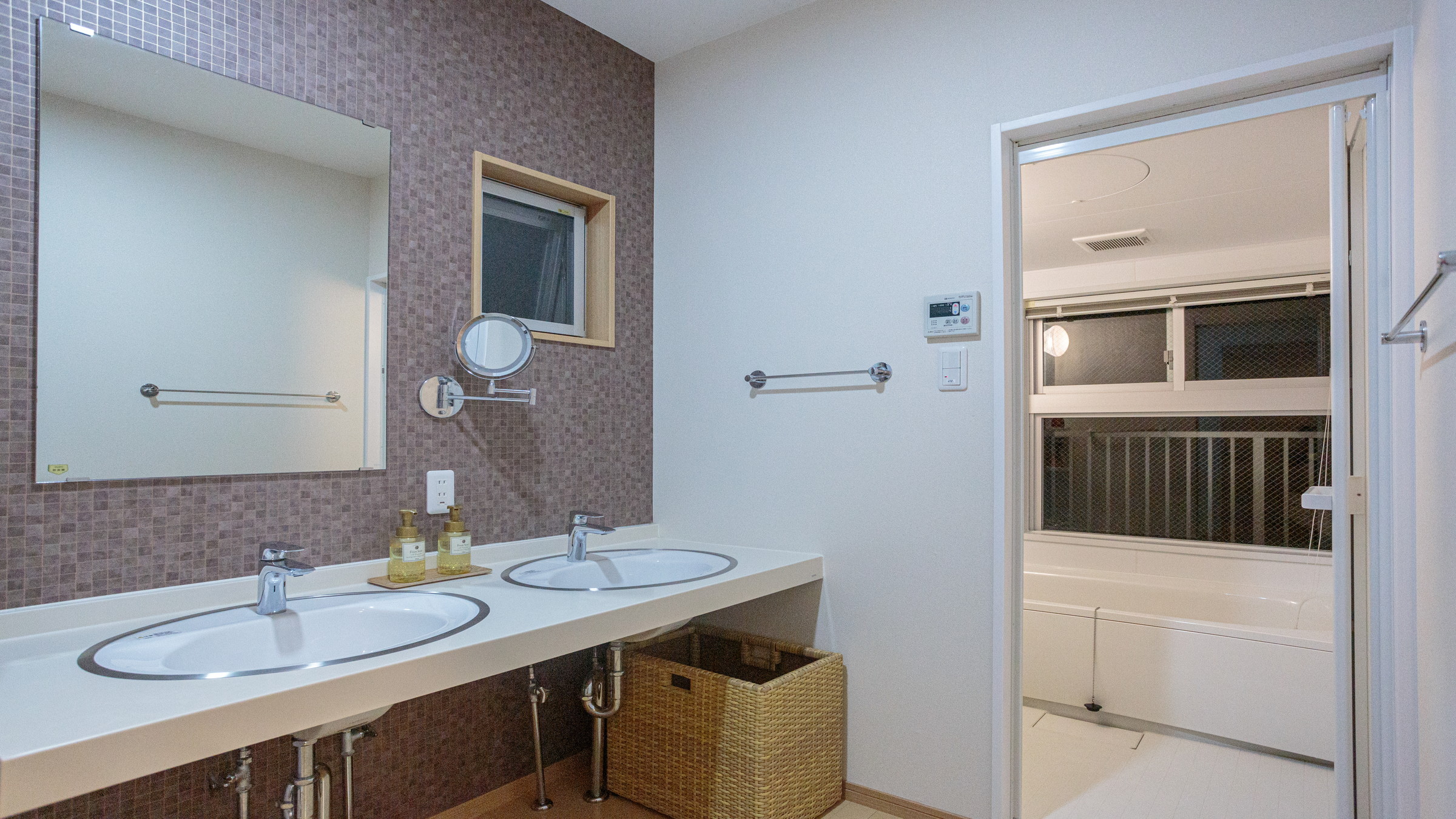 201：朝のお支度にも便利！洗面台は２面ございます。