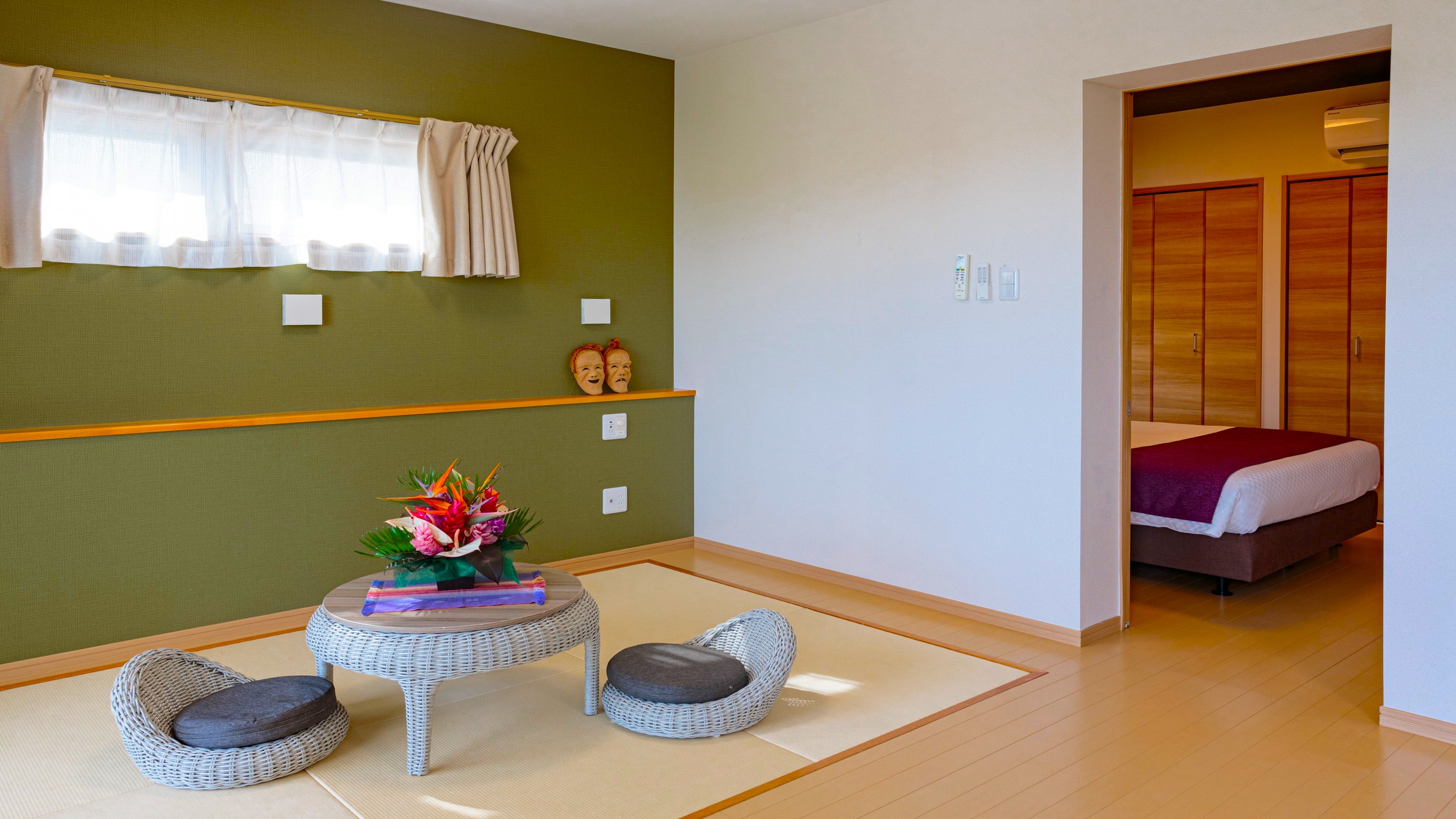 201：インテリアはラタン調の家具で統一され、優しい色合いのグリーンやパープルがアクセント