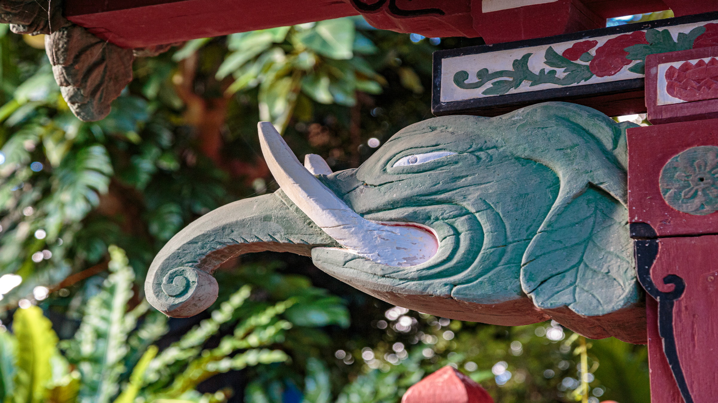 和風建築と琉球様式の独特な雰囲気が目を惹く権現堂