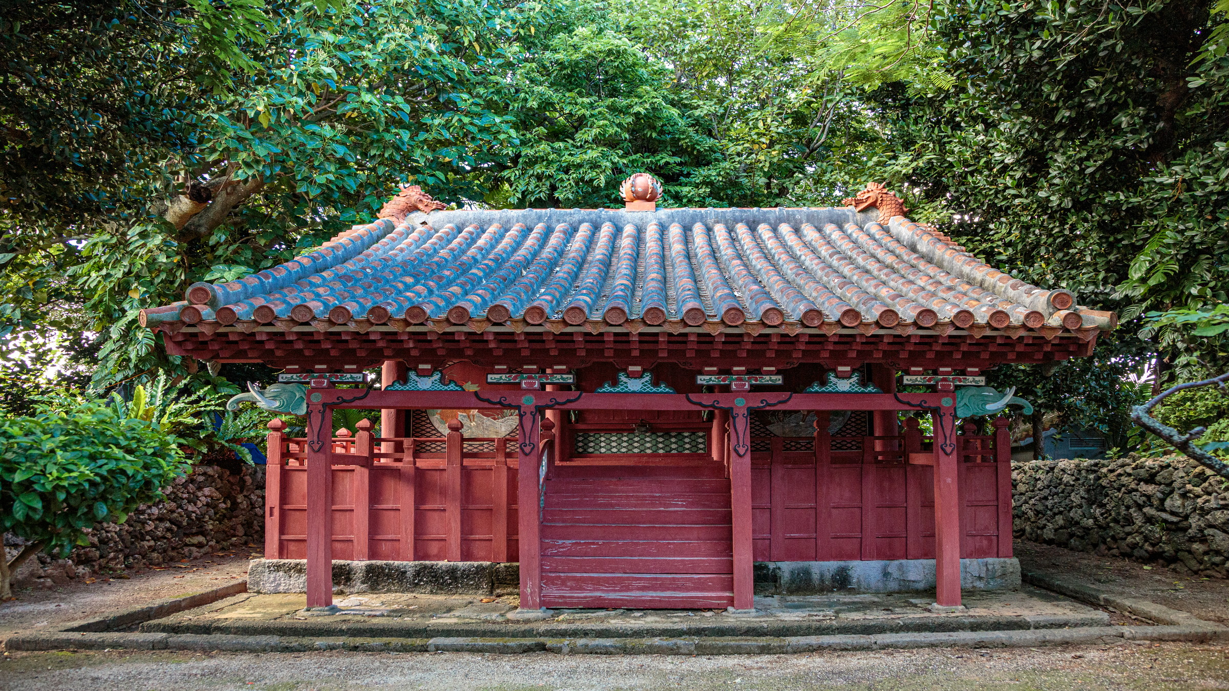 和風建築と琉球様式の独特な雰囲気が目を惹く権現堂