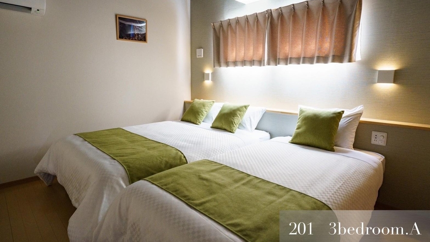 201：定員８名　寝室①シングルベットとダブルベットが１台ずつございます。