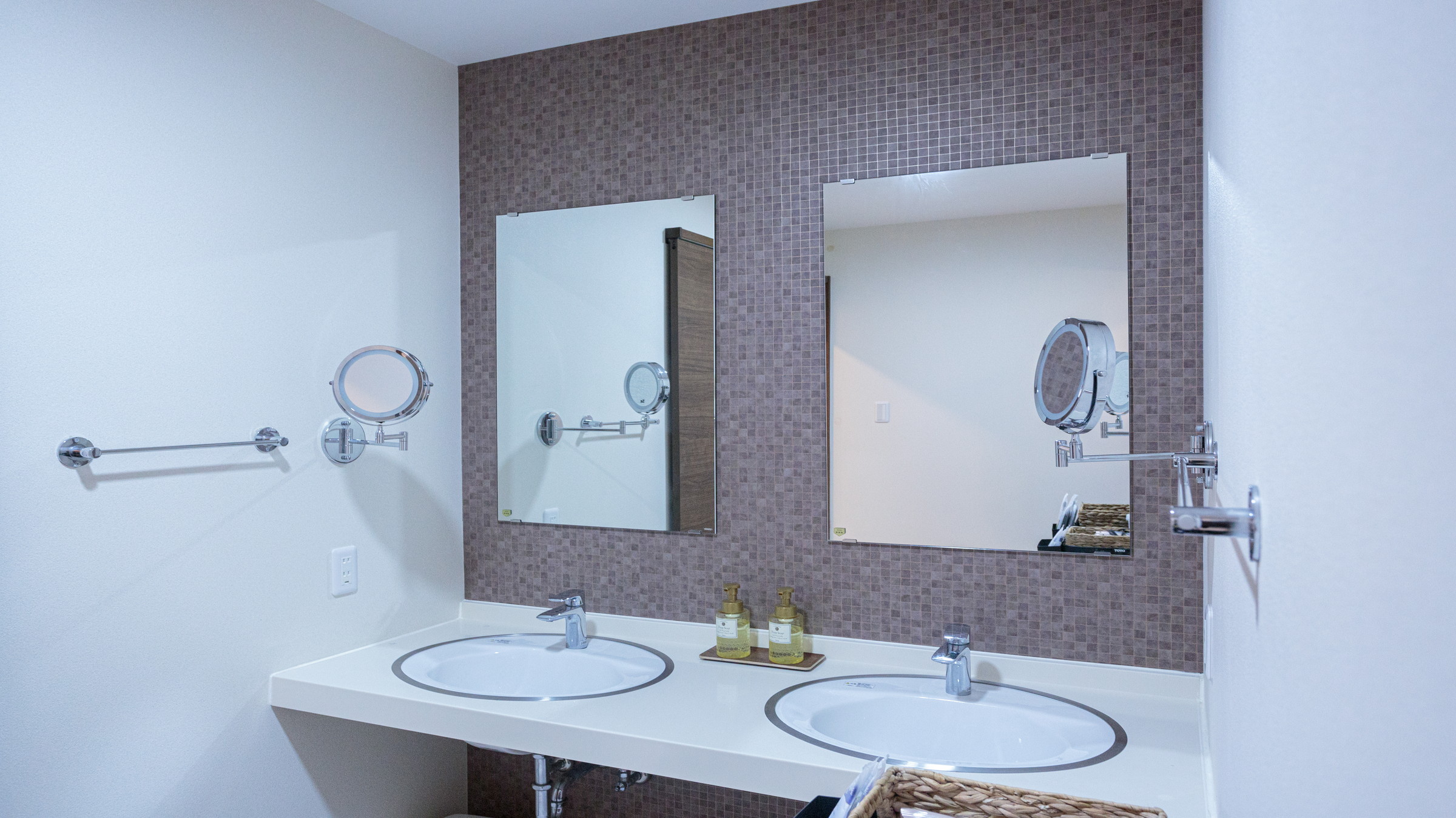 101：朝のお支度にも便利！洗面台は２面ございます。