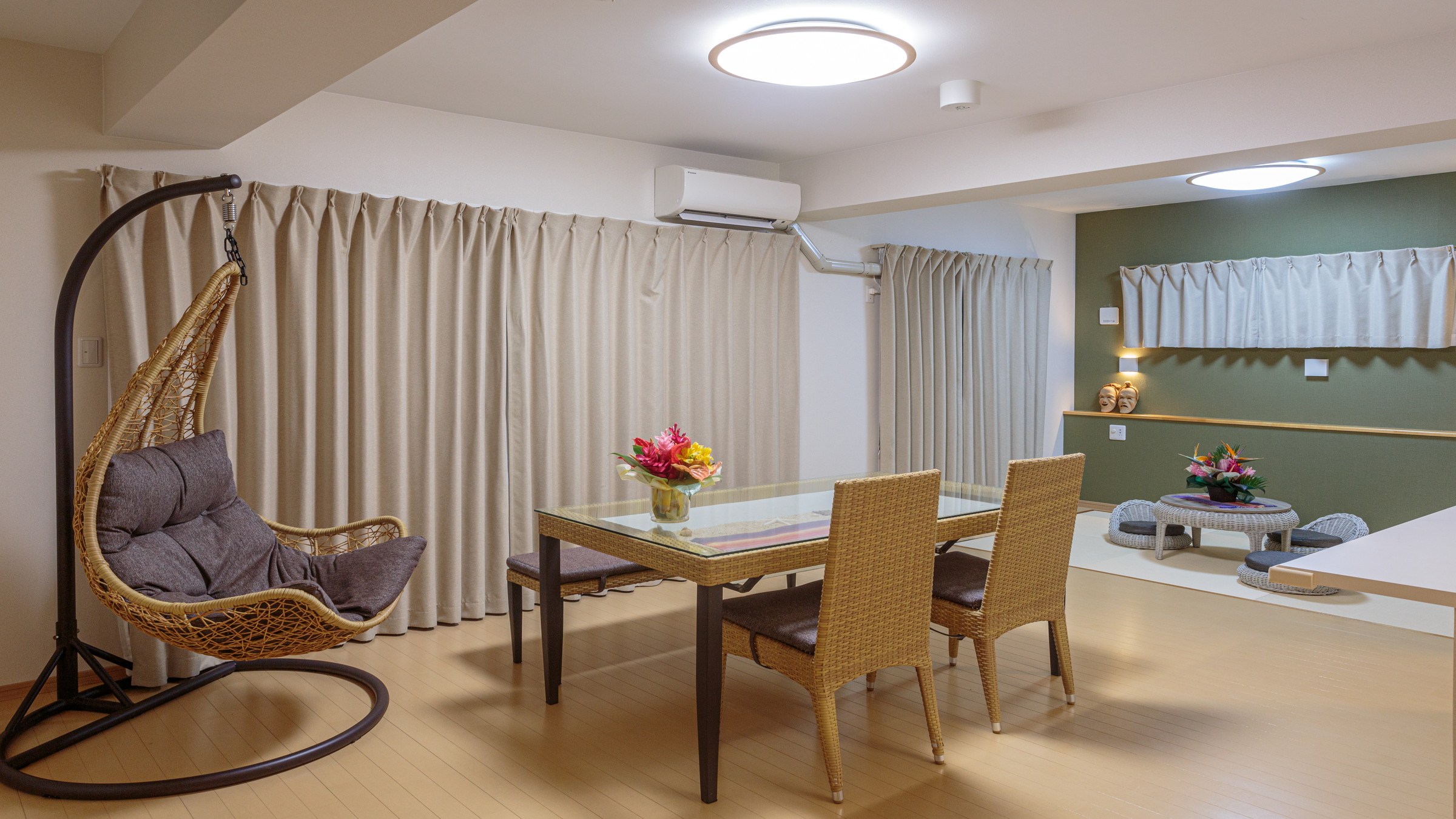 201：定員4名　リゾート気分を盛り上げる、鮮やかなインテリア