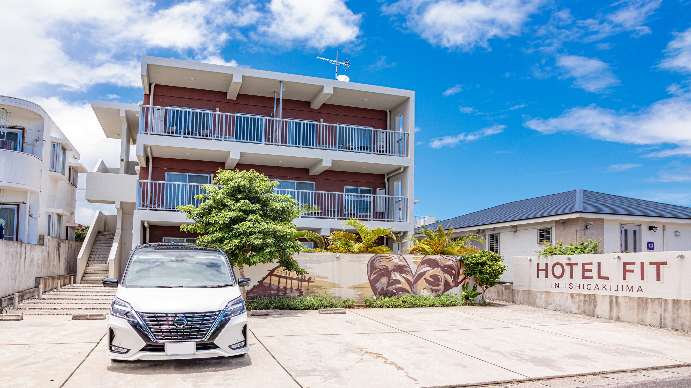 ホテルフィットイン石垣島　広々とした無料駐車場完備