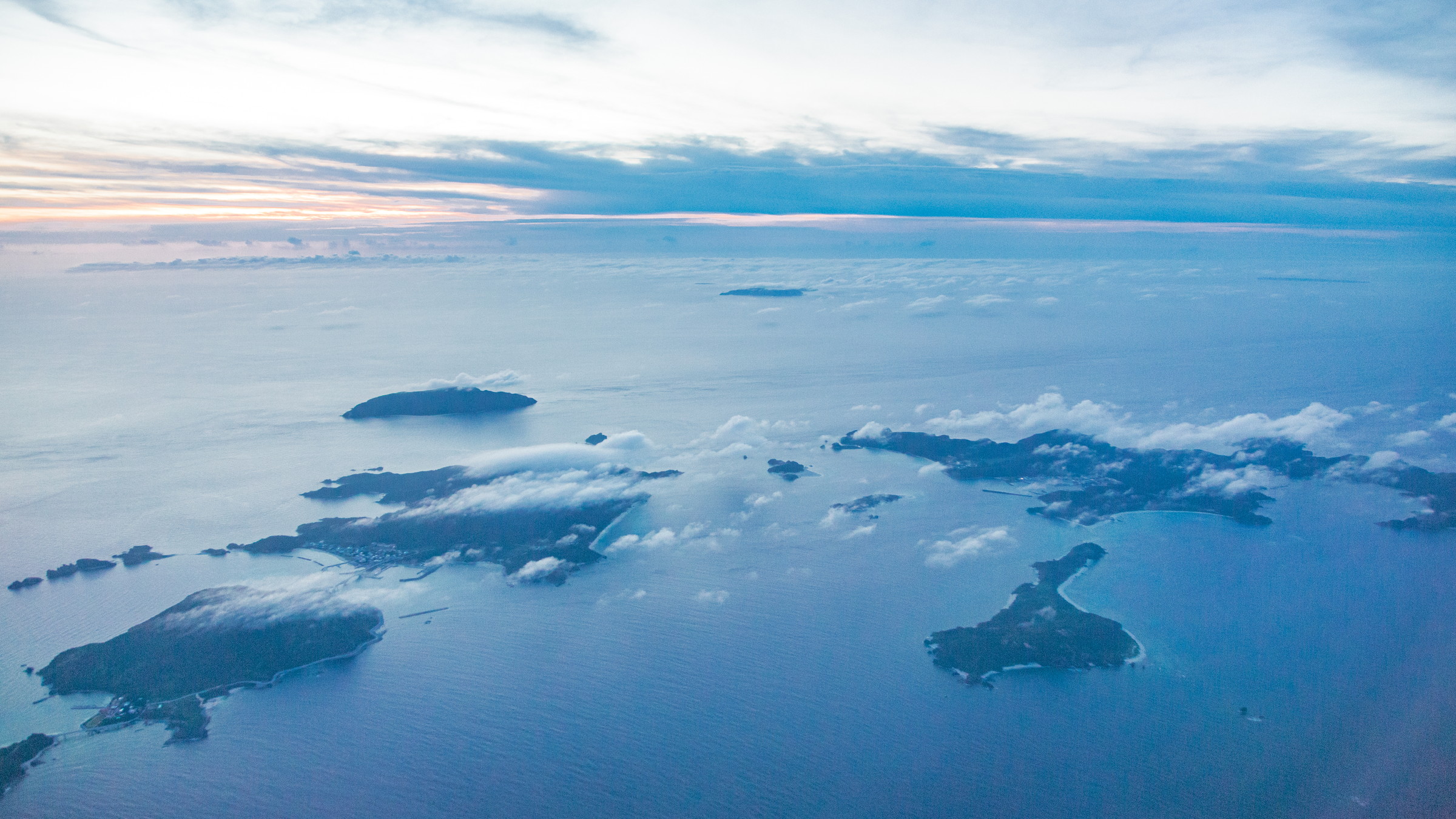 空から見える島々に離島旅への期待が高まります