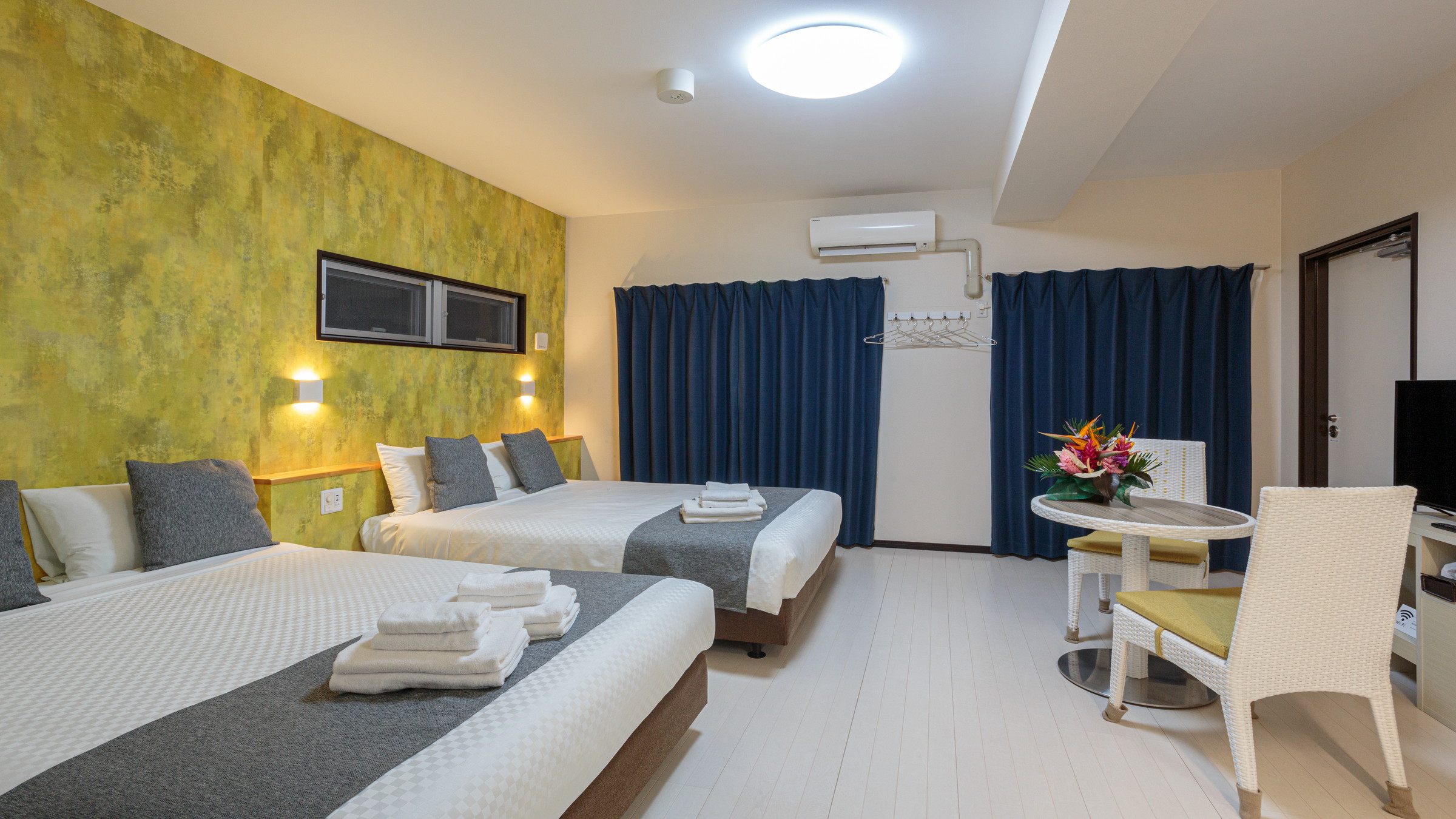 302：定員4名　リゾート気分を盛り上げる、鮮やかなインテリア