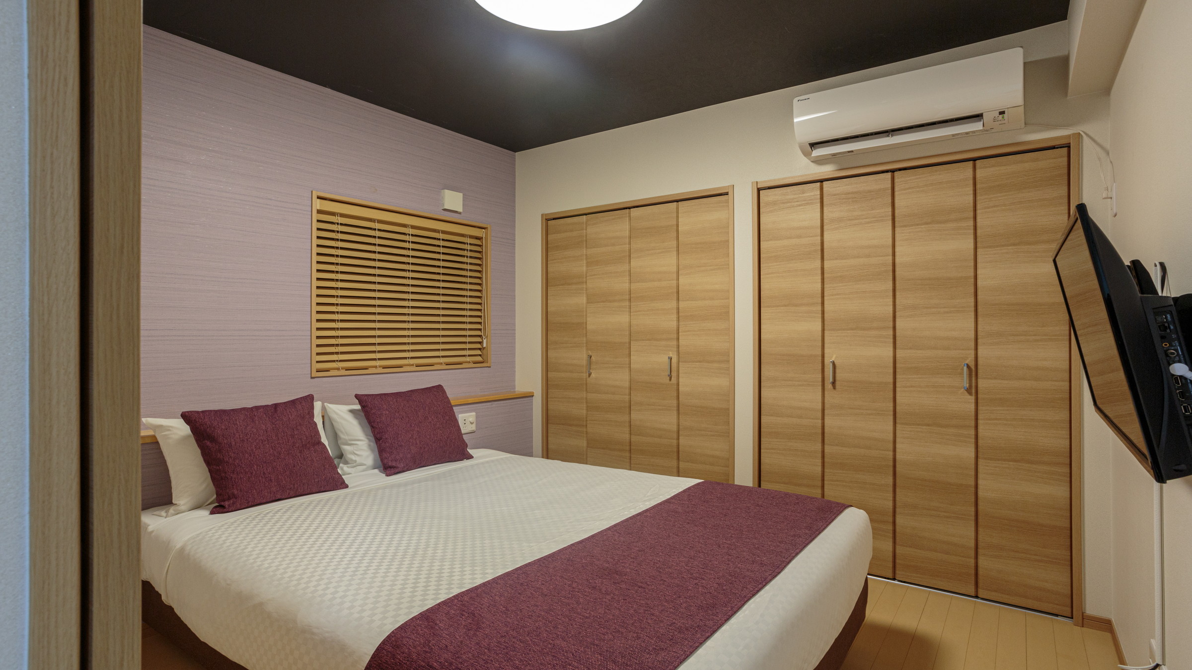 201：定員８名　寝室②ダブルベット１台　６名様以上の場合お布団３組ご用意しております。