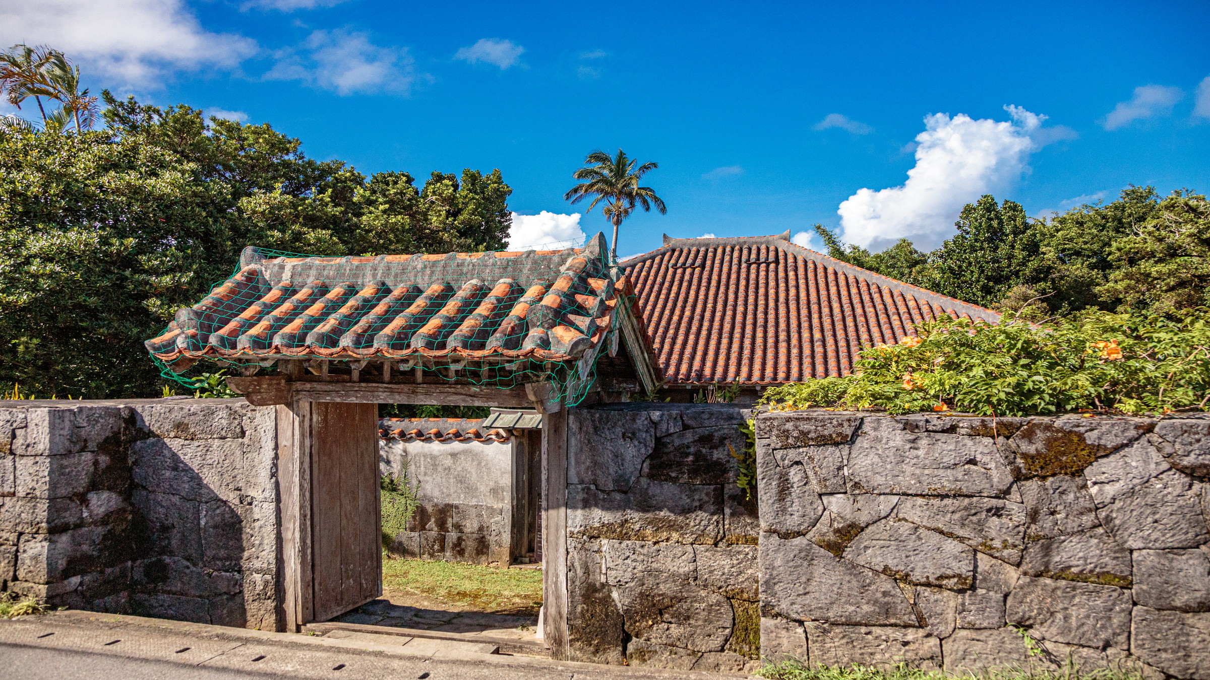 和風建築と琉球様式の独特な雰囲気が目を惹く権現堂