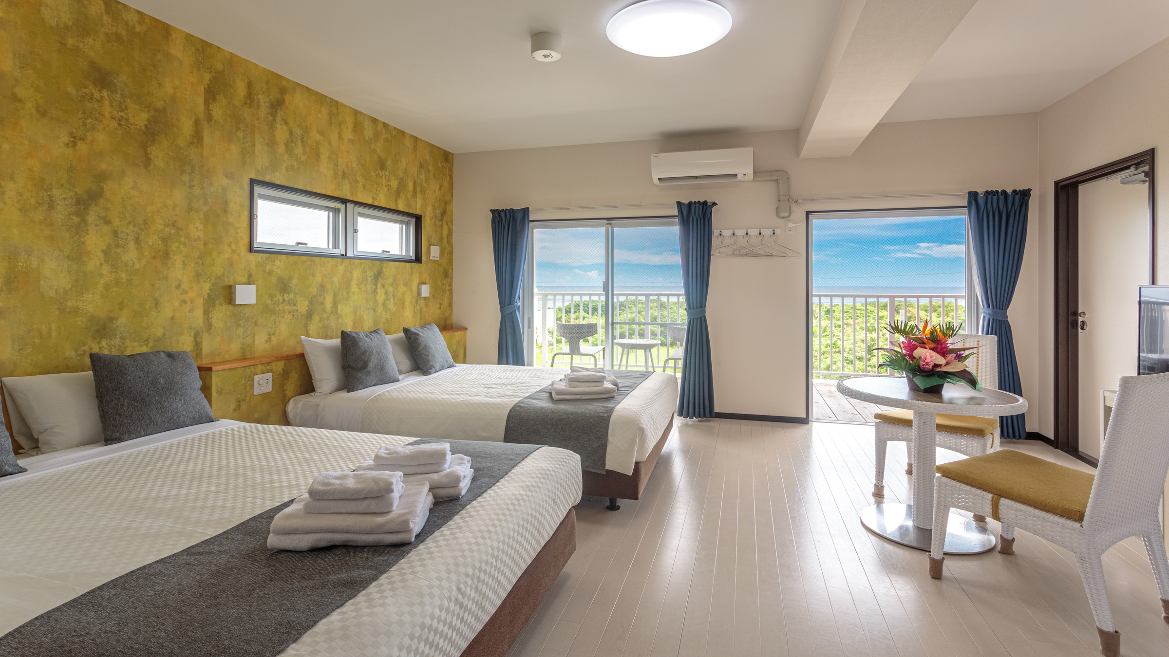 302：定員4名　リゾート気分を盛り上げる、鮮やかなインテリア