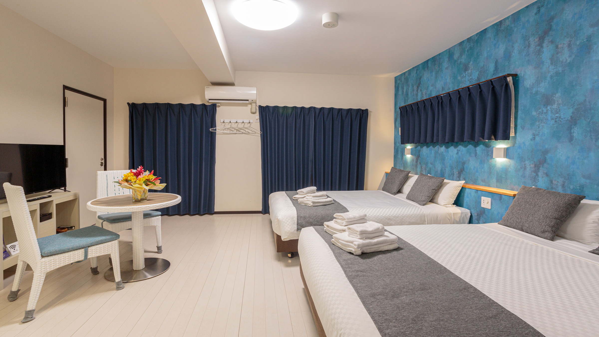 301:ワンルーム：定員4名　リゾート気分を盛り上げる、鮮やかなインテリア