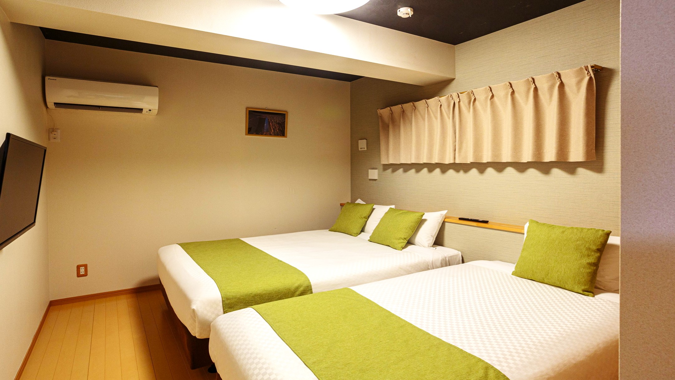 201：定員８名　寝室①シングルベットとダブルベットが１台ずつございます。