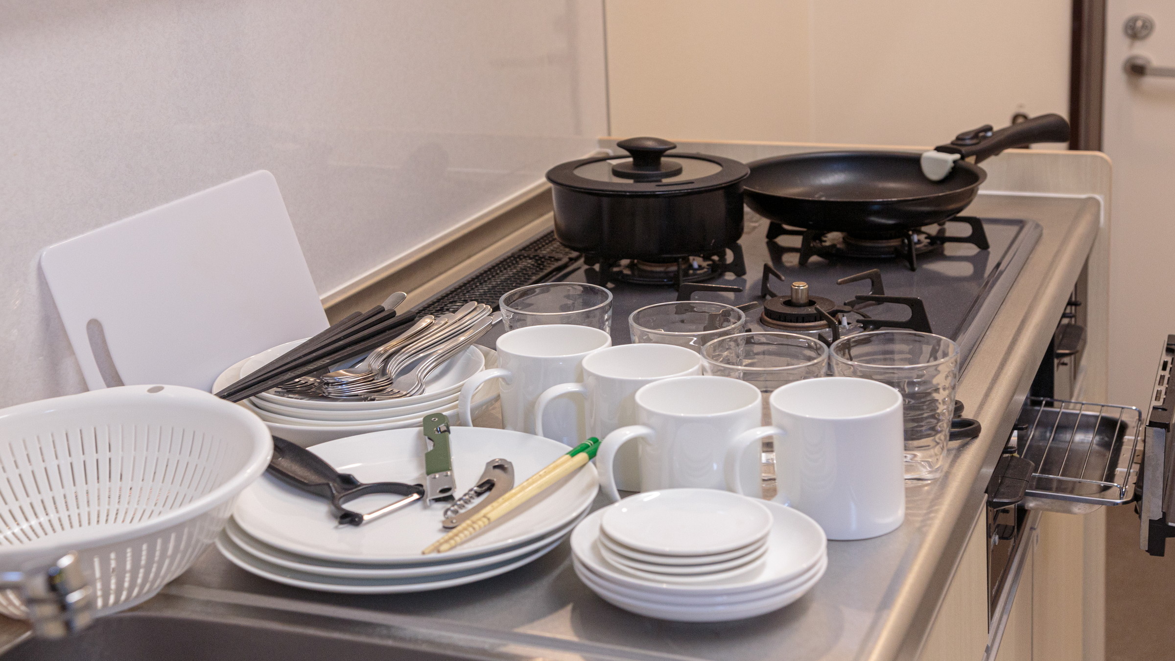 キッチンにはフライパン・調理器具・食器類をご用意しております。