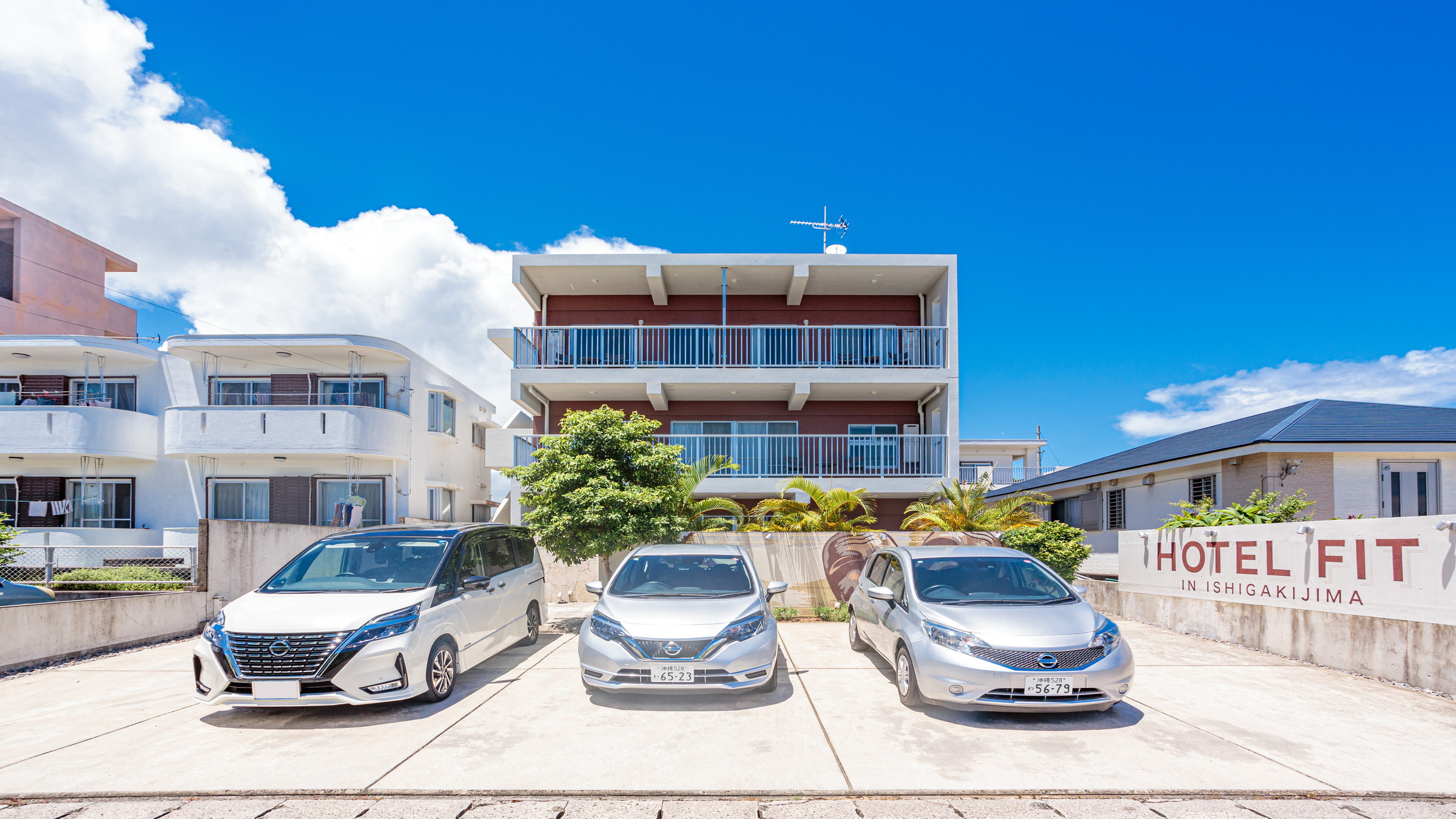 ホテルフィットイン石垣島　広々とした無料駐車場完備