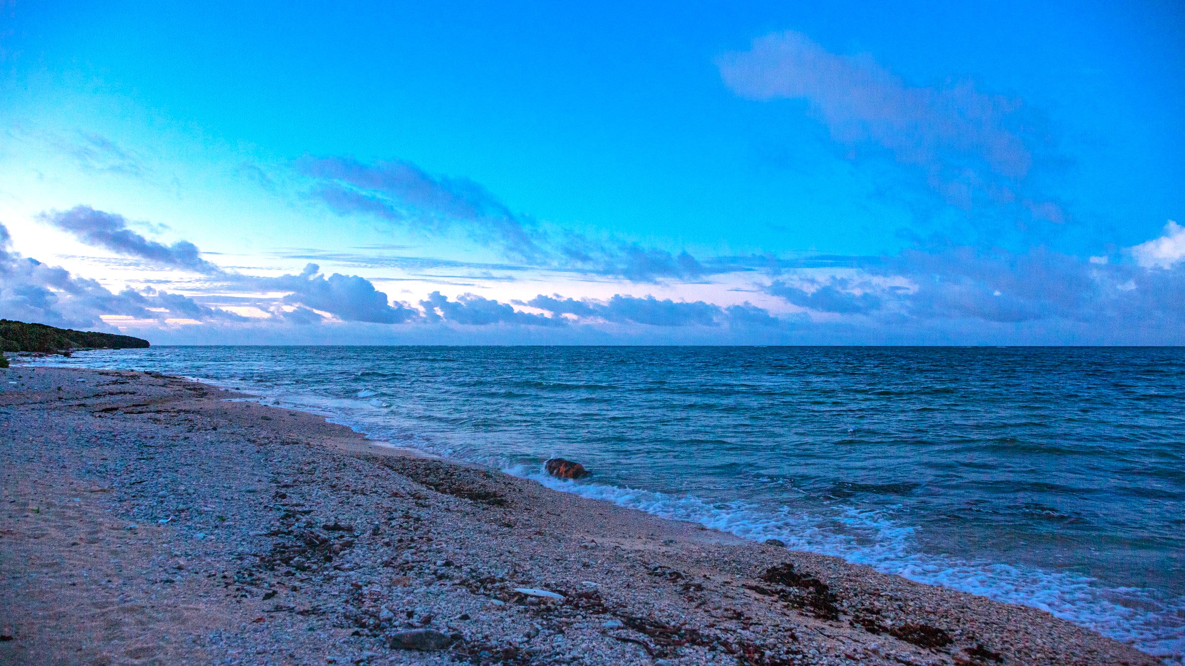 早起きして朝の海岸散歩
