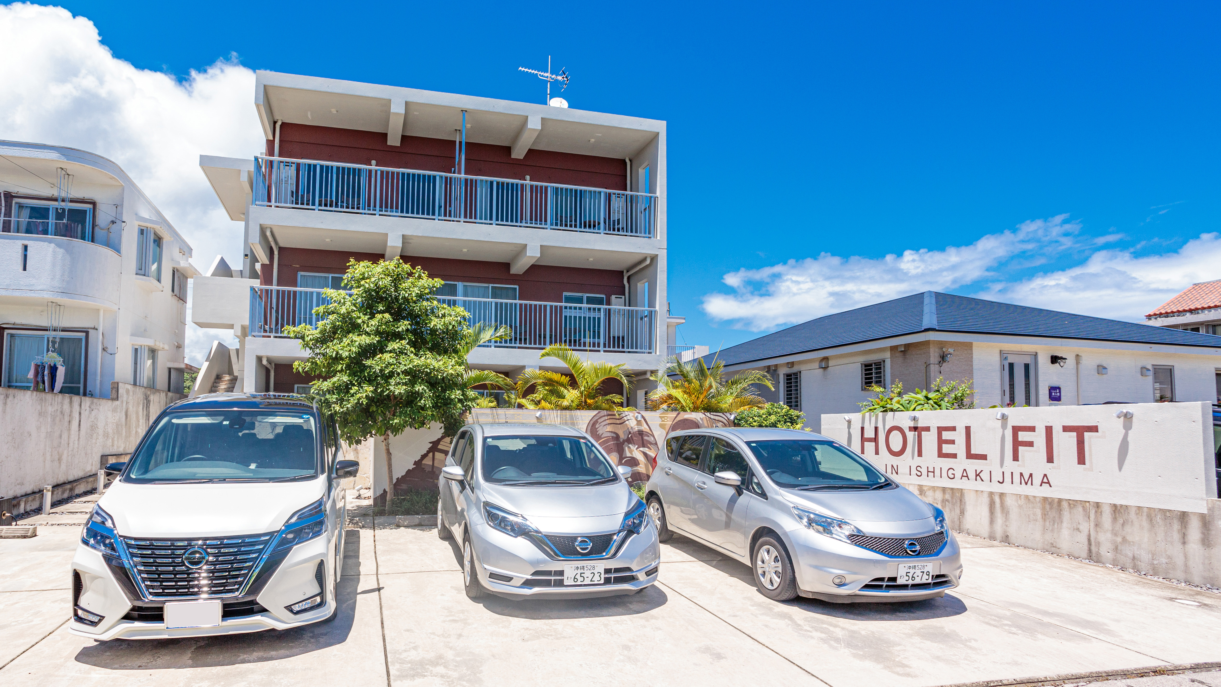 ホテルフィットイン石垣島　広々とした無料駐車場完備