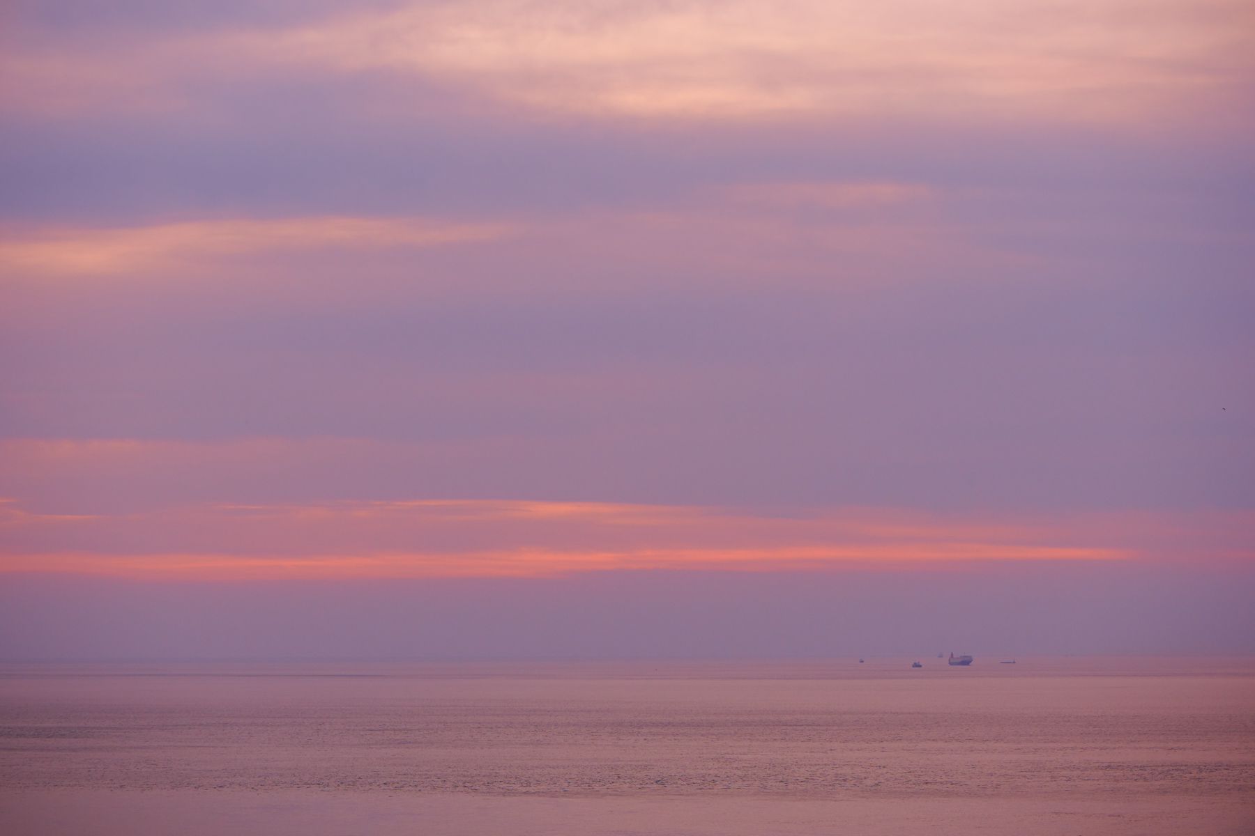 近くの海の夕陽景色