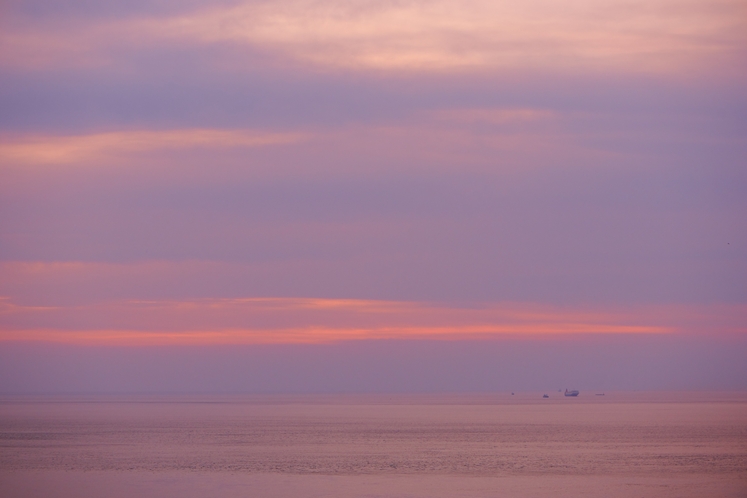 近くの海の夕陽景色