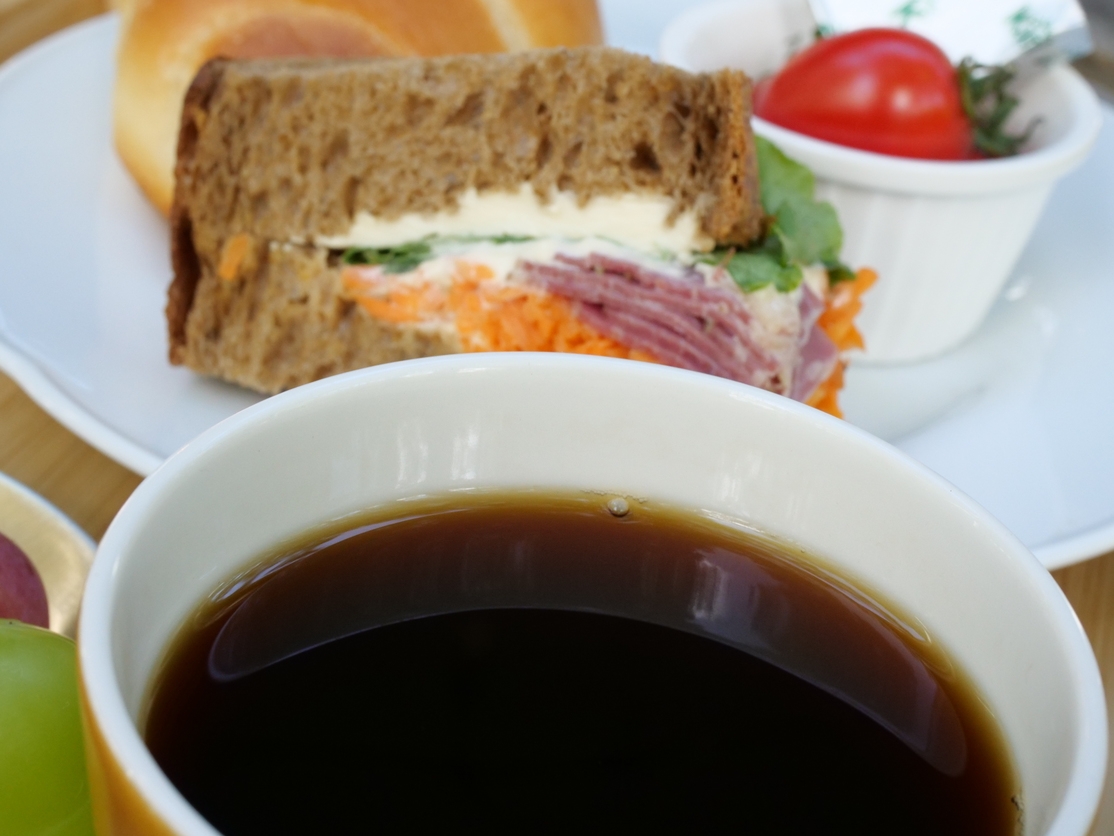 ◆朝食付き◆コーヒーの香りが漂う宿の自家焙煎珈琲に合う朝食とドリンク付きプラン