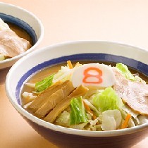 金沢市民のソウルフード「8番ラーメン」はお隣さんです