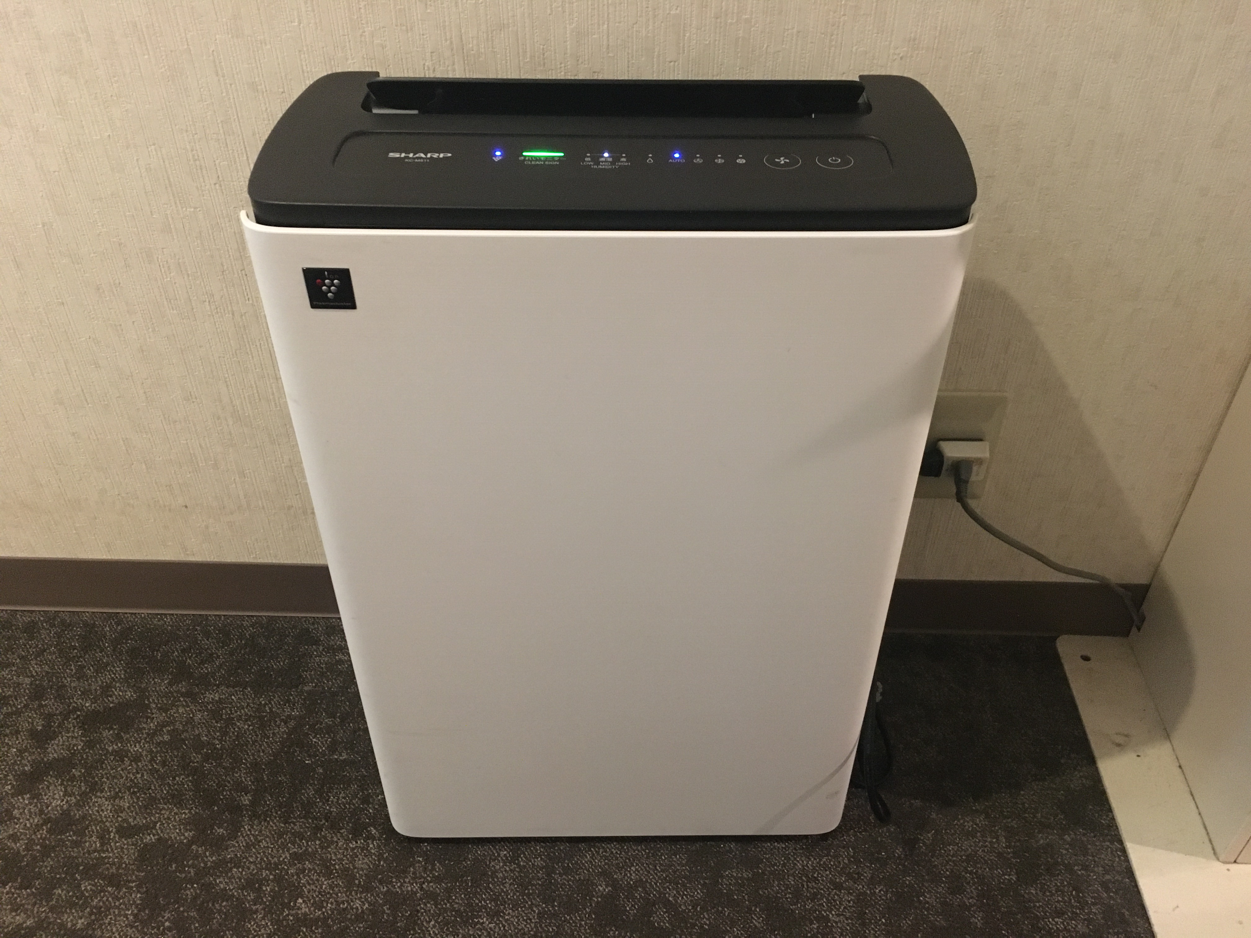 【空気清浄機】各階フロアに設置しております。少しでもタバコ臭やその他臭気が無い様に努めております。