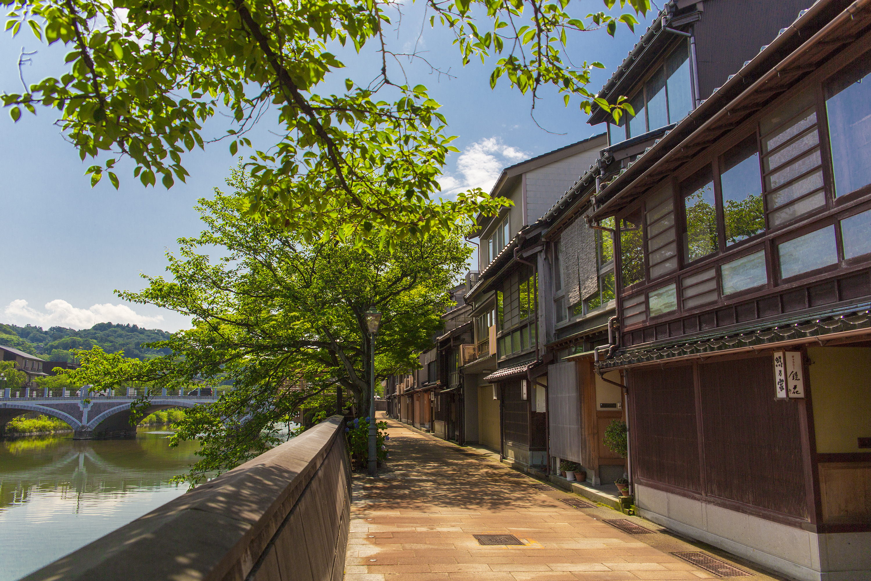 【主計町茶屋街】当館よりお車で約10分、花街風情を感じる街並み©金沢市