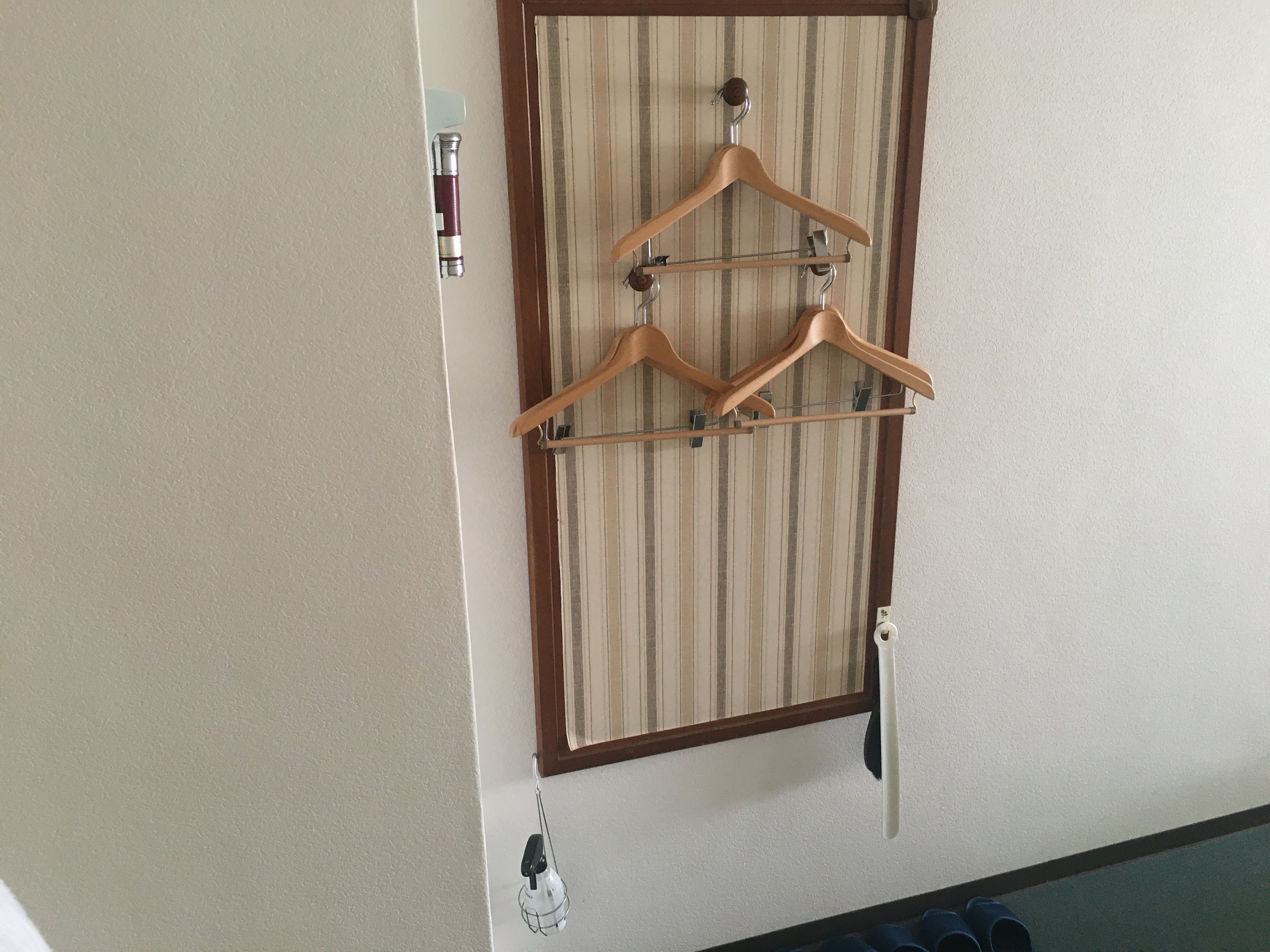 【洋服掛け】客室によっては壁掛けタイプ仕様のものもございます。