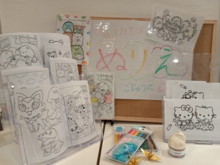 【塗り絵コーナー】ホテル1階、フロント前に設けております！色鉛筆やクーピー等もご用意しております♪