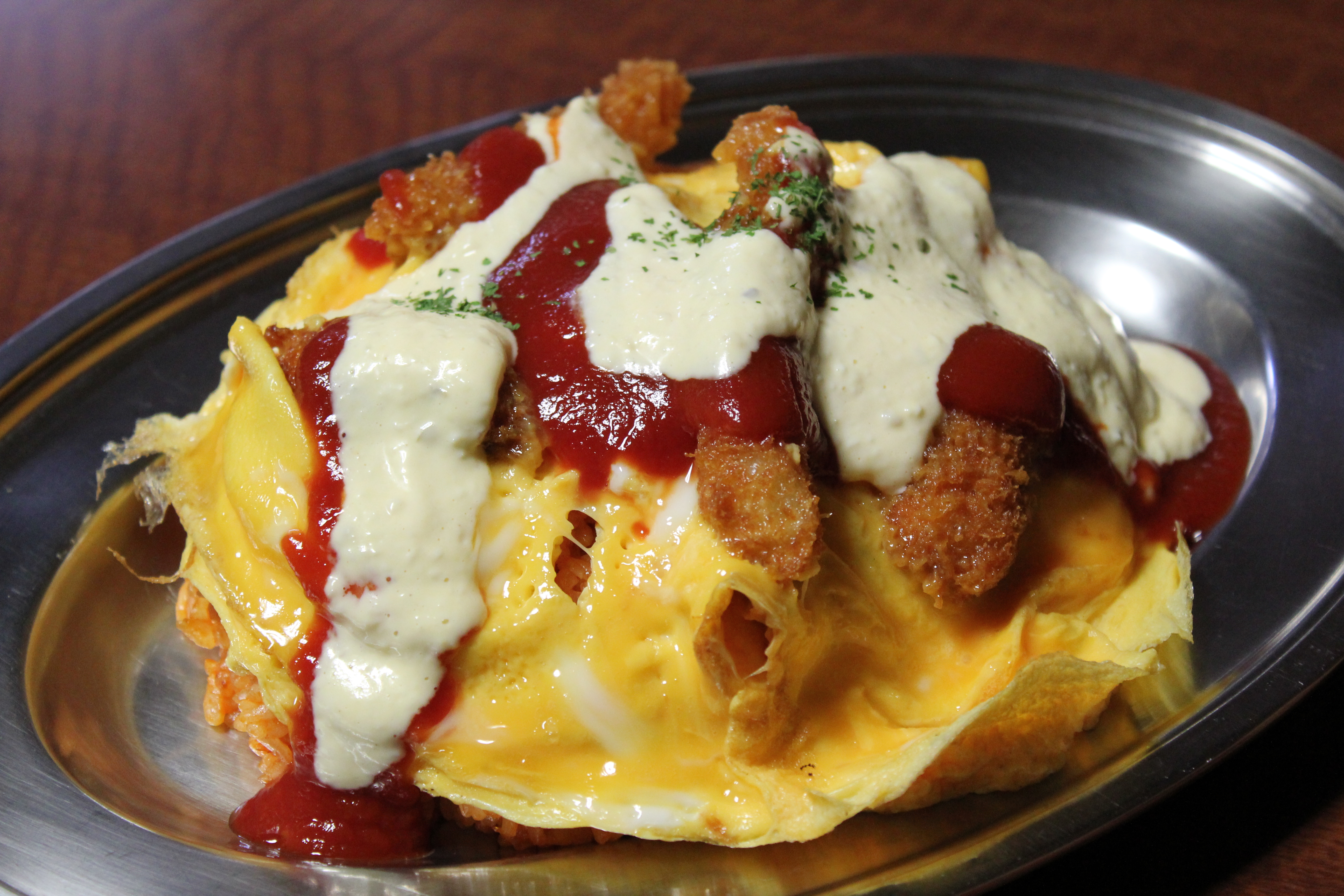 【金沢グルメ・ハントンライス】ケチャップ味付バターライスに半熟薄焼き卵と白身魚揚げトッピング©金沢市