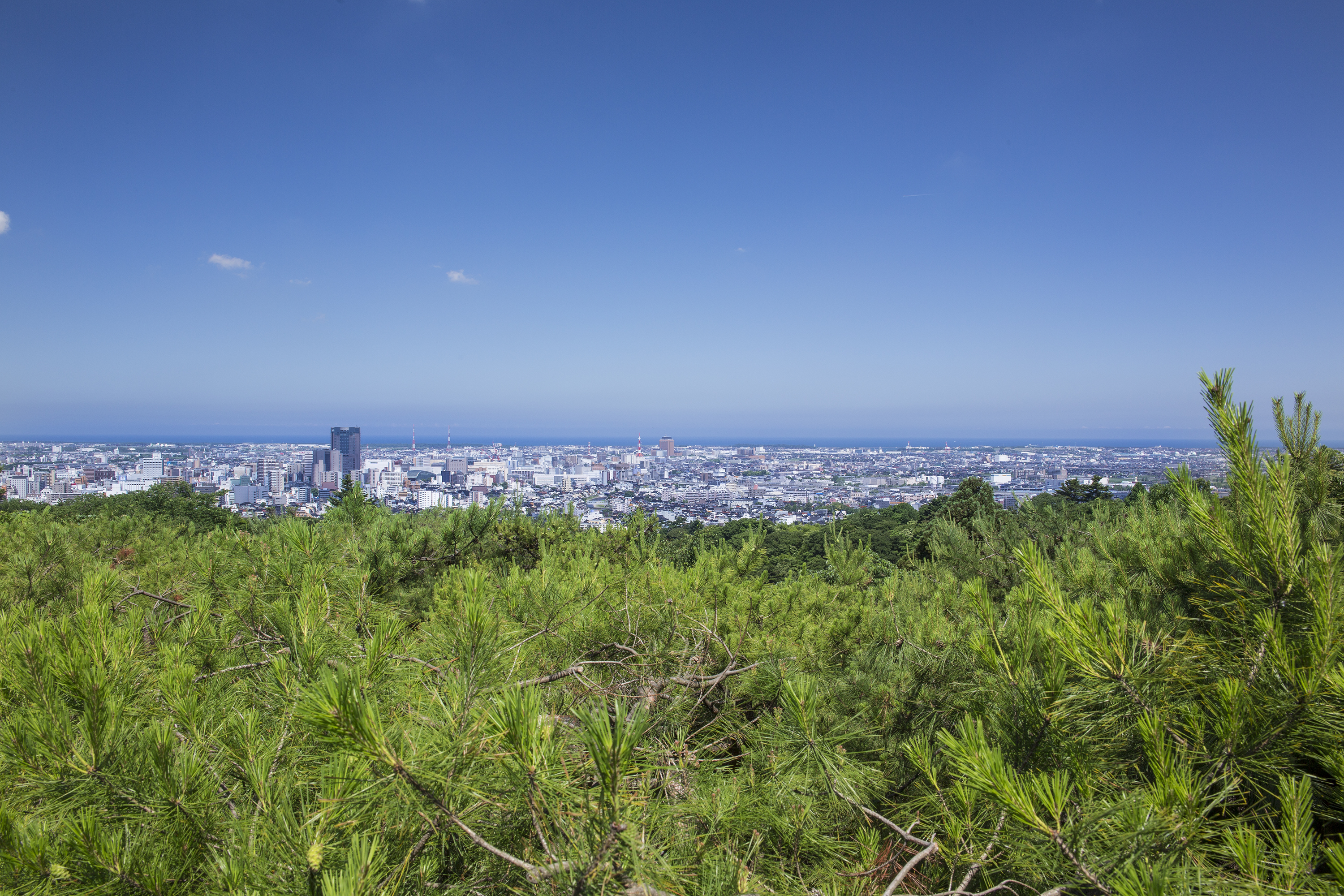 【卯辰山・望湖台】当館よりお車で約20分、標高141mより金沢市内を一望出来ます©金沢市